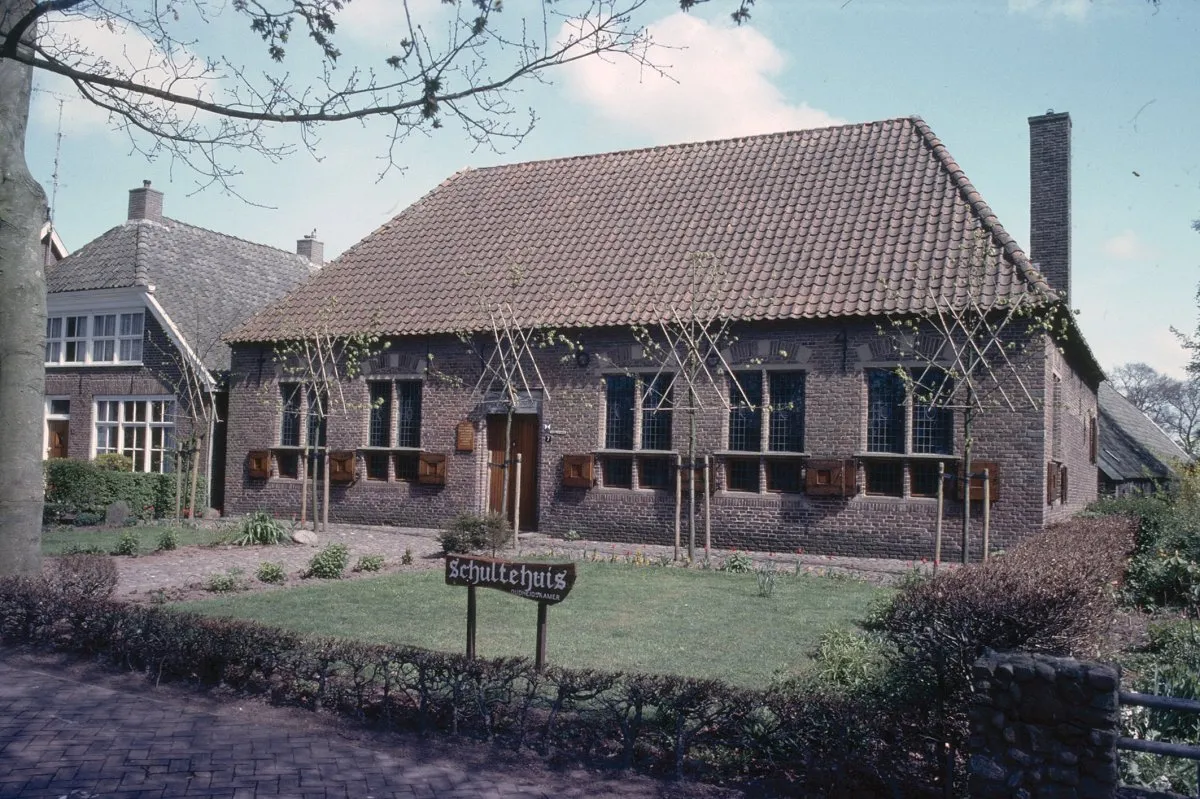 Photo showing: SCHULTEHUIS: Exterieur OVERZICHT VOORGEVEL, voormalig gemeentehuis. Tegenwoordig het OERmuseum en Archeologisch Centrum West-Drenthe, Brink 7