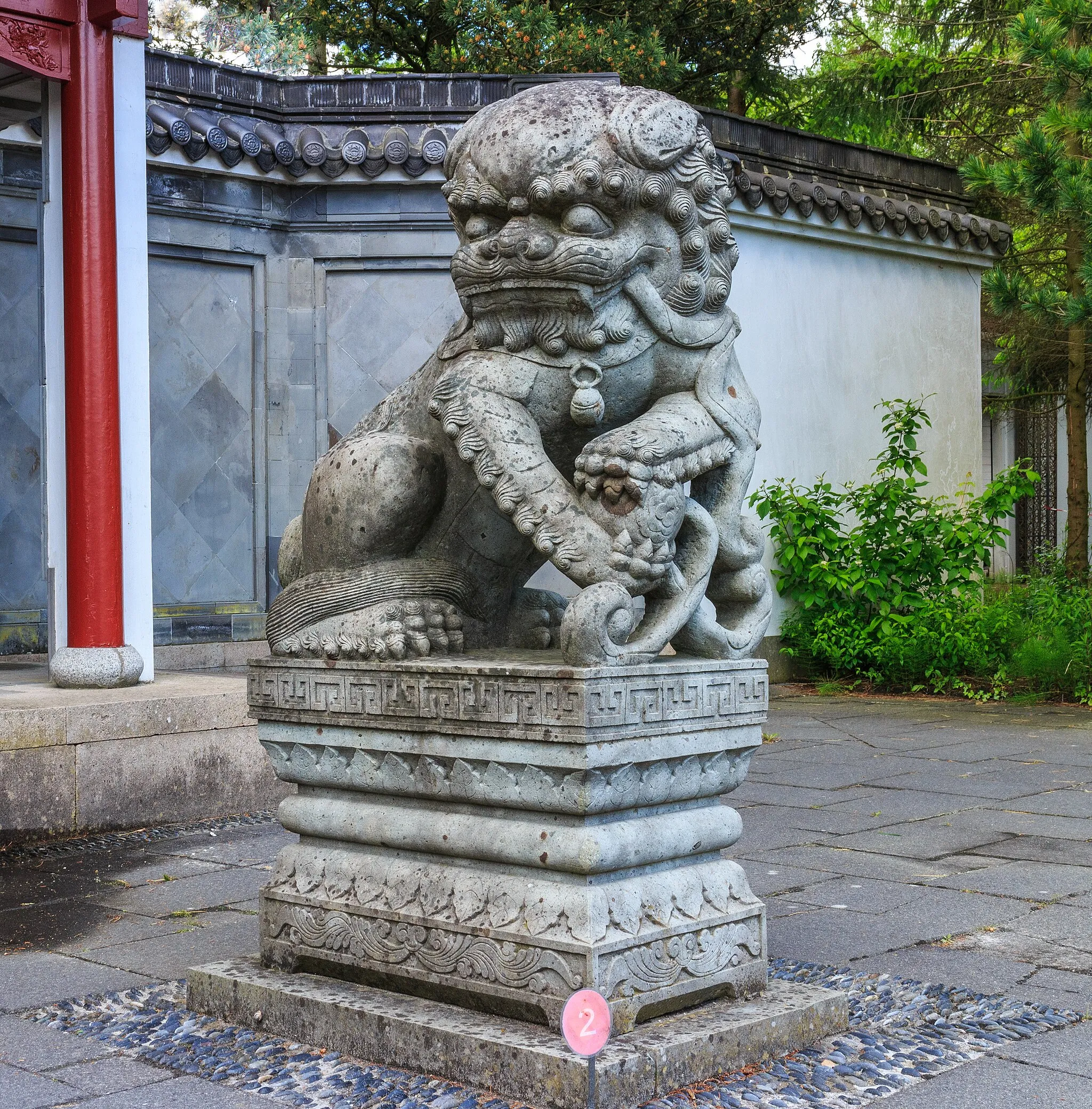 Photo showing: Lion image for entrance on the right. Location, Chinese garden, the Hidden Realm of Ming in the Hortus Haren in the Netherlands.