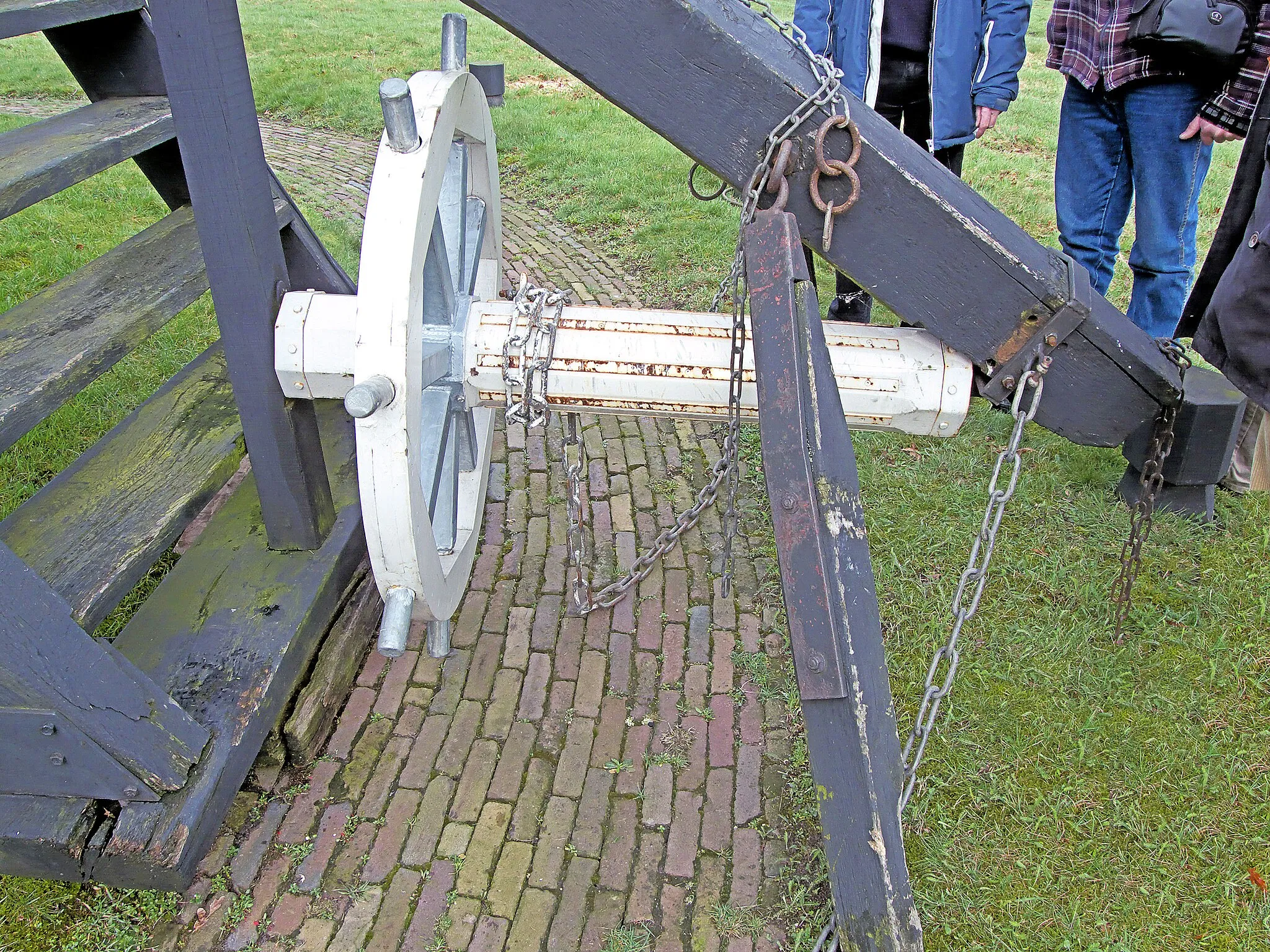 Photo showing: Standerdmolen Ter Haar, kruihaspel en loopschoor