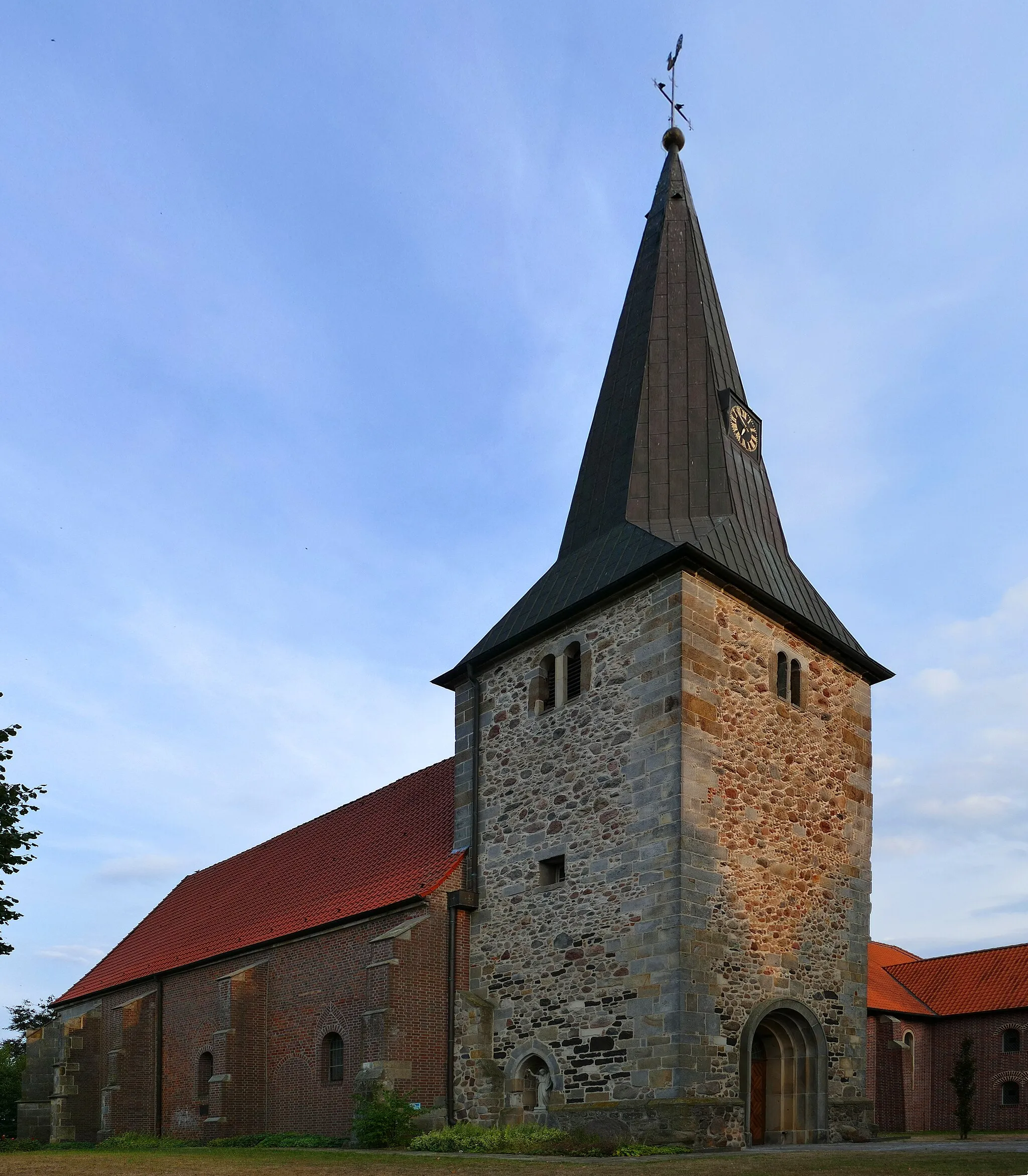 Photo showing: Spätromanische, einschiffige Kirche, Ziegelbau mit spätgotischem, polygonalem Chor und massigem Westturm von 1517, ursprünglich im 12. Jahrhundert als Filialkirche von Meppen errichtet.