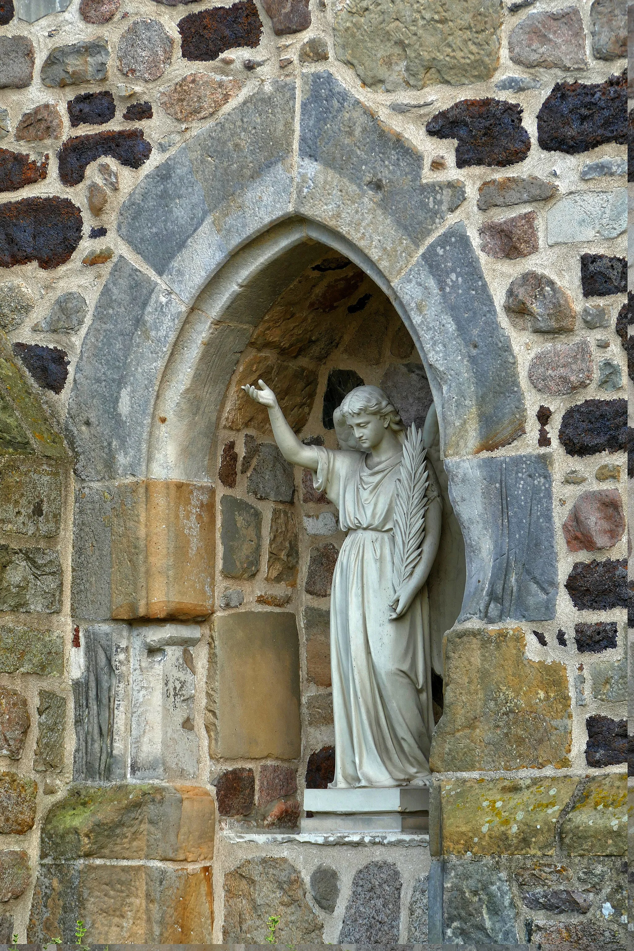 Photo showing: Spätromanische Kirche mit Figur im Westturm von 1517.