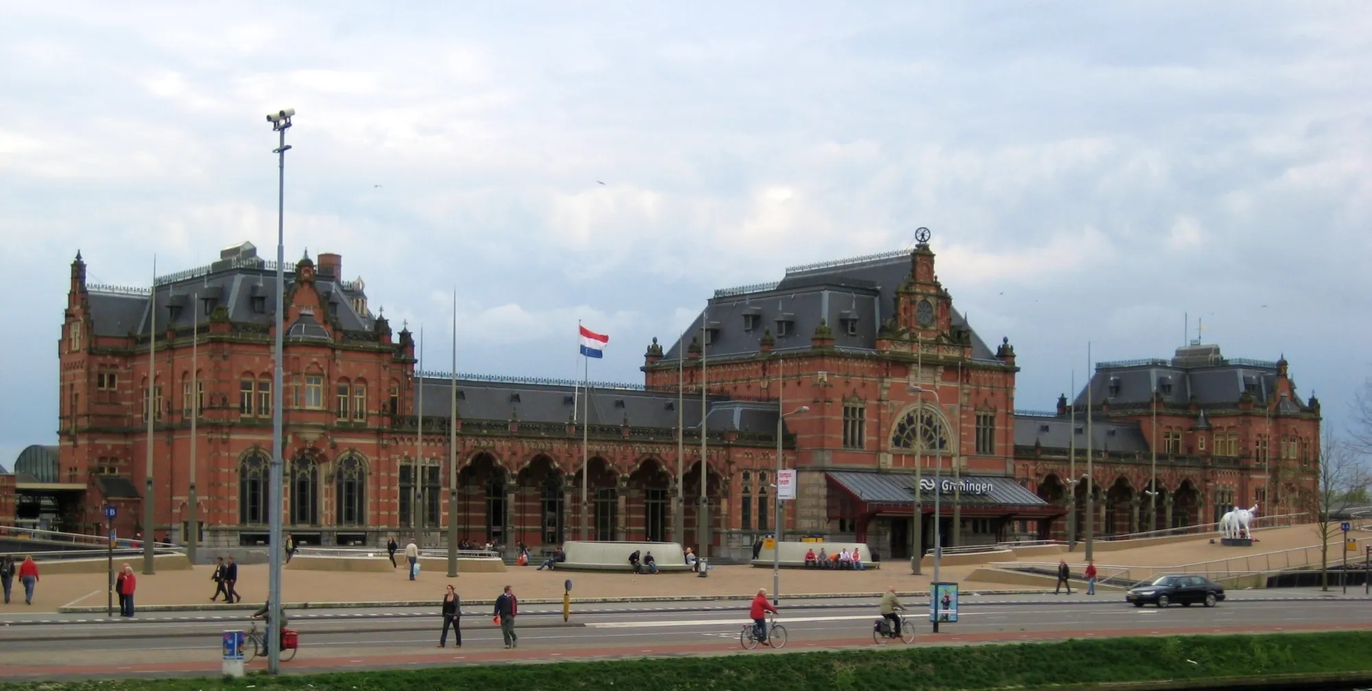 Photo showing: The main train station of the Dutch city of Groningen.