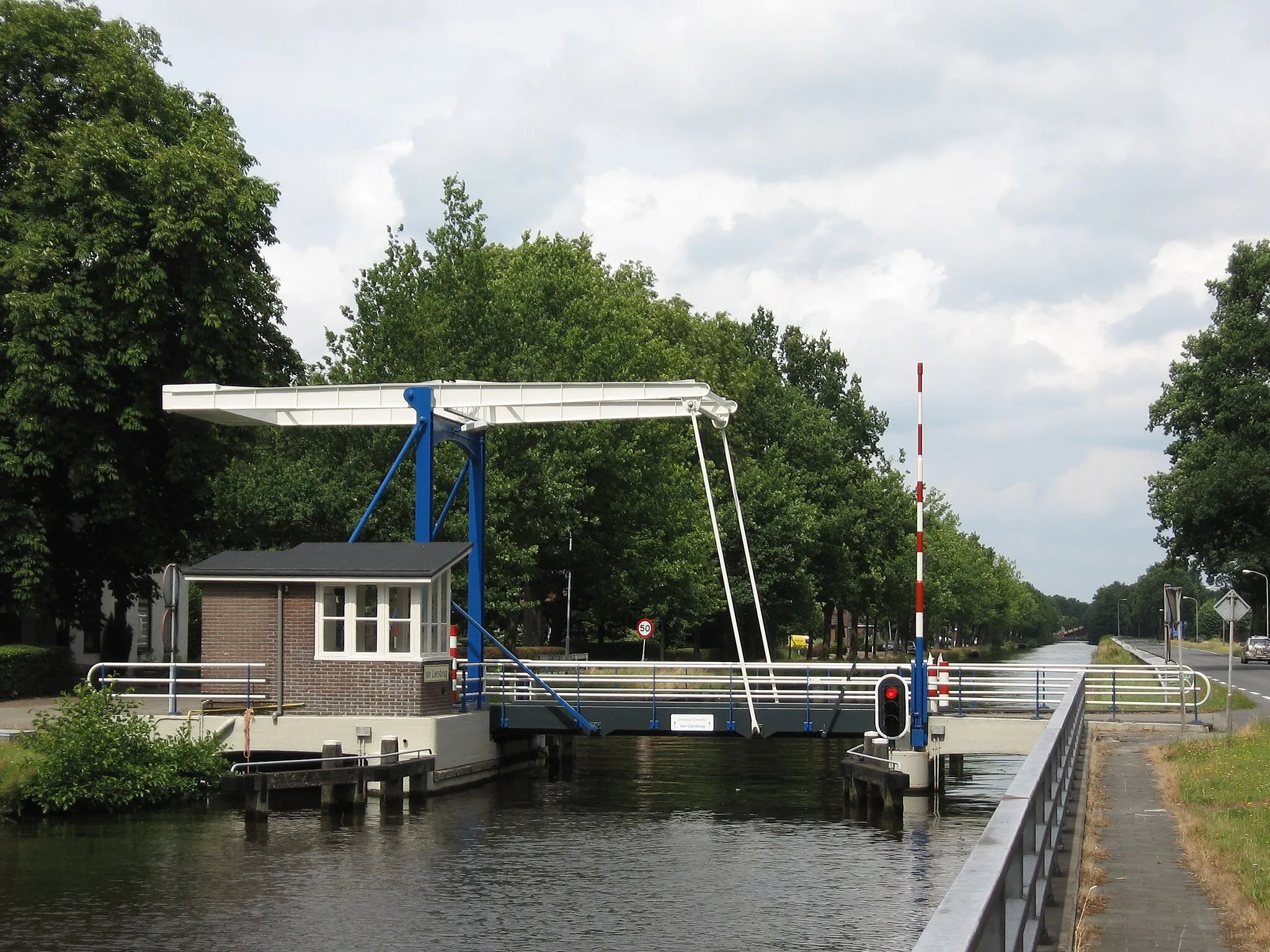Photo showing: The "Van Liersbrug",  one of the bridges across the nl:Drentsche Hoofdvaart. ( Camera location 52° 59′ 10″ N, 6° 29′ 05″ E View this and other nearby images on: OpenStreetMap 52.986111;    6.484722 )