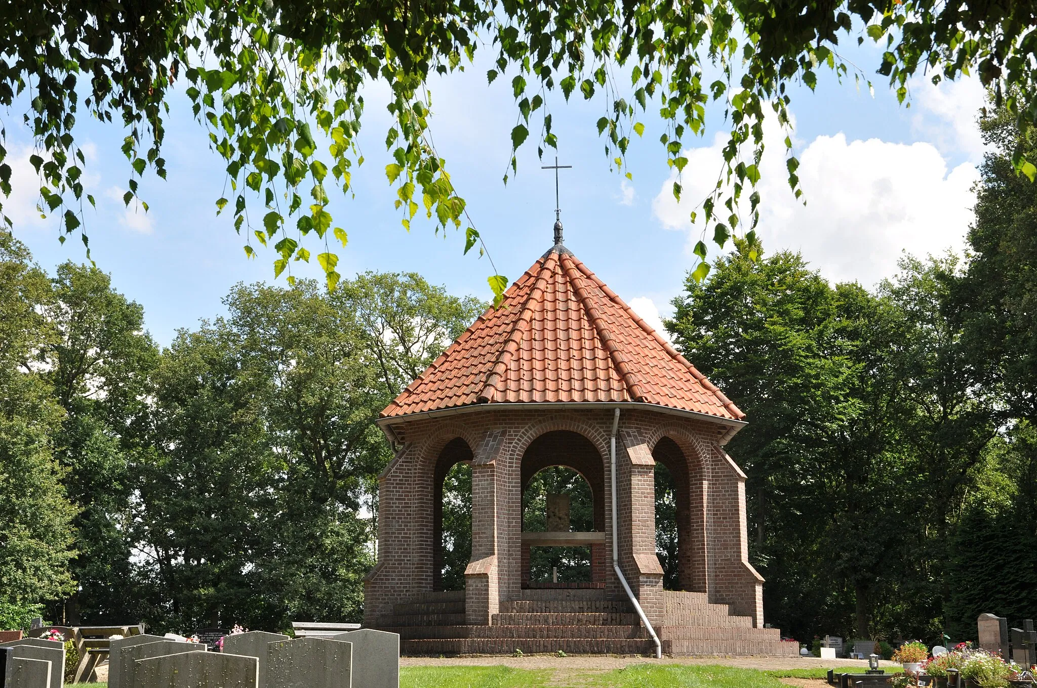 Photo showing: Parachochiekerkhof O.L.V. Koningin van de Vrede aan de Ambachtsweg in Weiteveen.