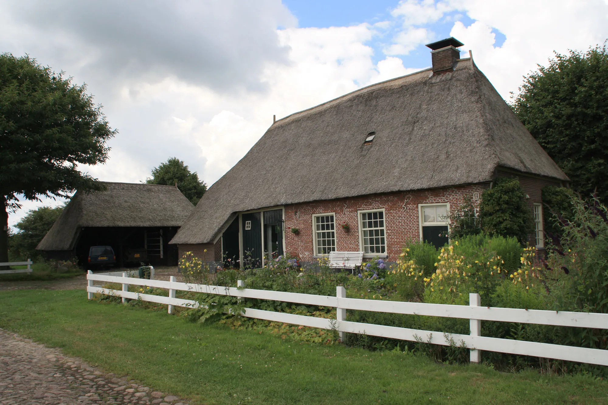 Photo showing: Boerderij (1750), Schoolstraat 20, Valthe (gemeente Borger Odoorn). Rijksmonument nr: 38623 Boerderij onder met riet gedekt wolfdak. In de voorgevel jaartalankers: 1750. Vensters met 20-ruitsschuiframen, deur met eenvoudig bovenlicht.