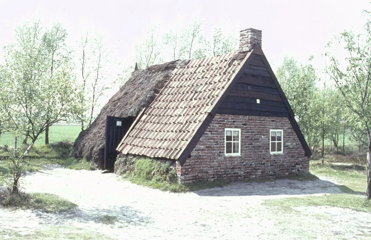 Photo showing: PLAGGENHUT DE ZEVEN MARKEN: Exterieur STENEN VOORGEVEL, LINKER ZIJGEVEL (THANS IN OPENLUCHTMUSEUM, ARNHEM