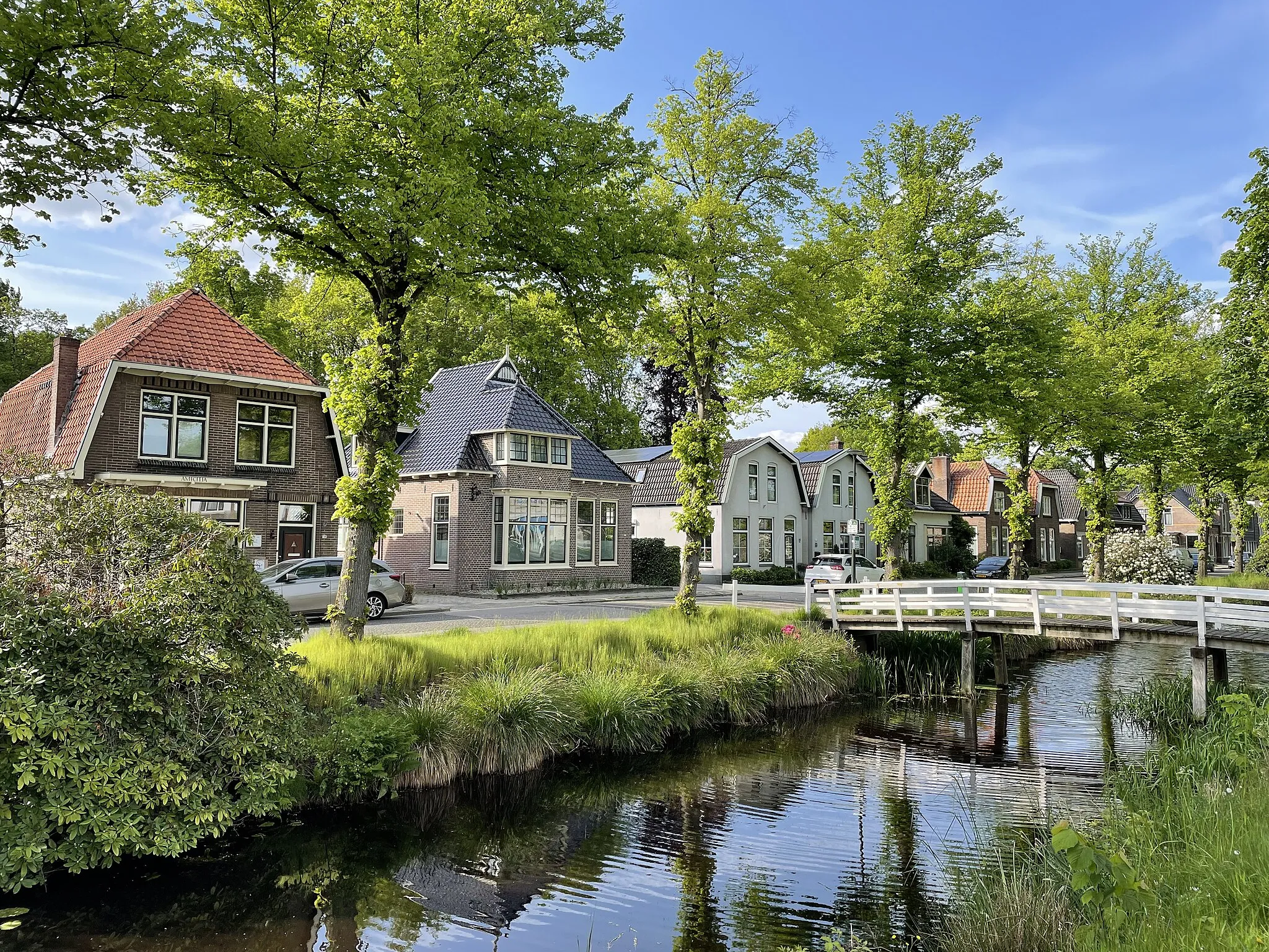 Photo showing: The Quadoelenweg and the 'Opsterlandse Compagnonsvaart'-canal, with footbridge, in Oosterwolde (Friesland, Netherlands).