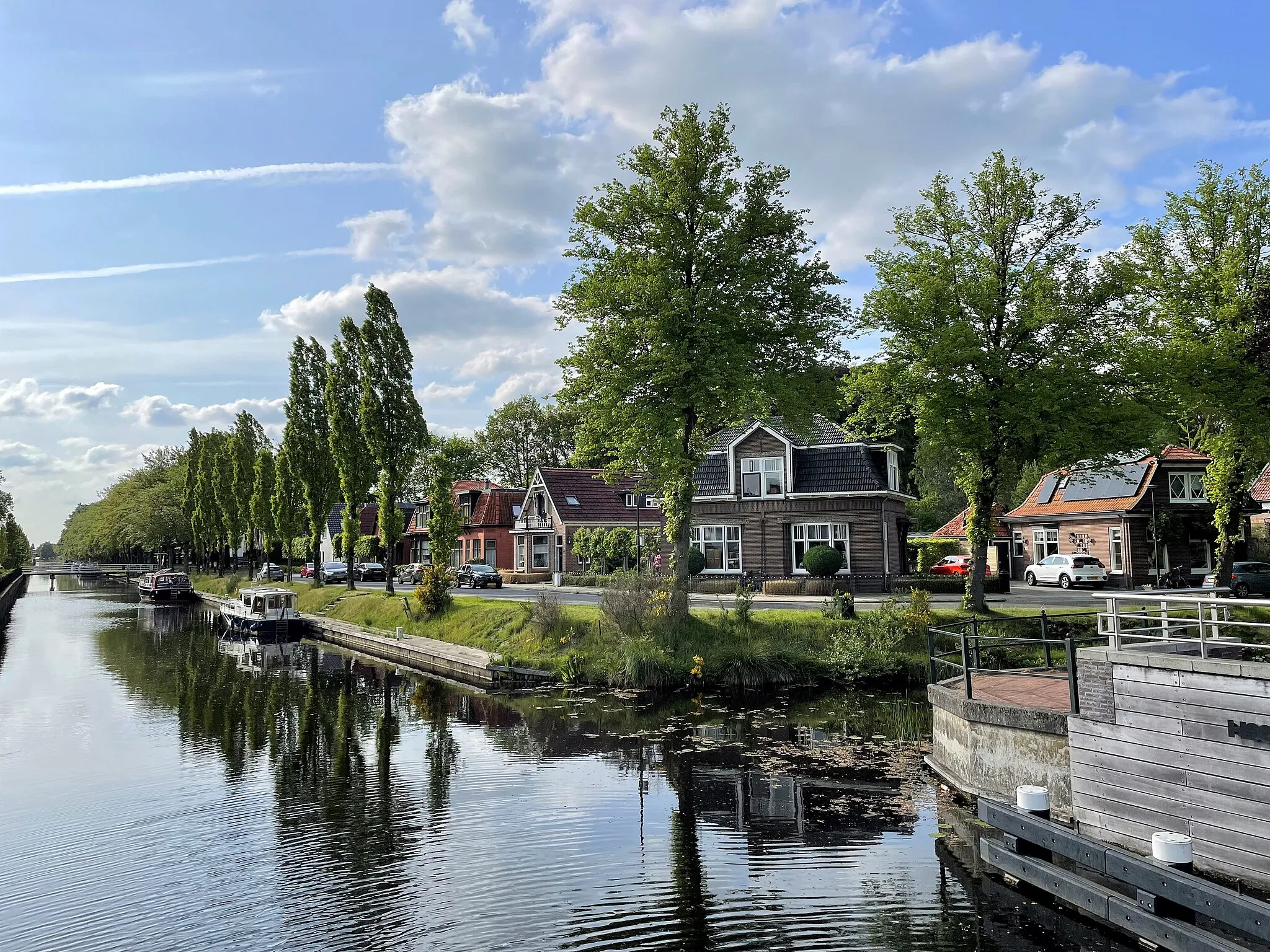 Photo showing: The Quadoelenweg and the 'Opsterlandse Compagnonsvaart'-canal in Oosterwolde (Friesland, Netherlands).