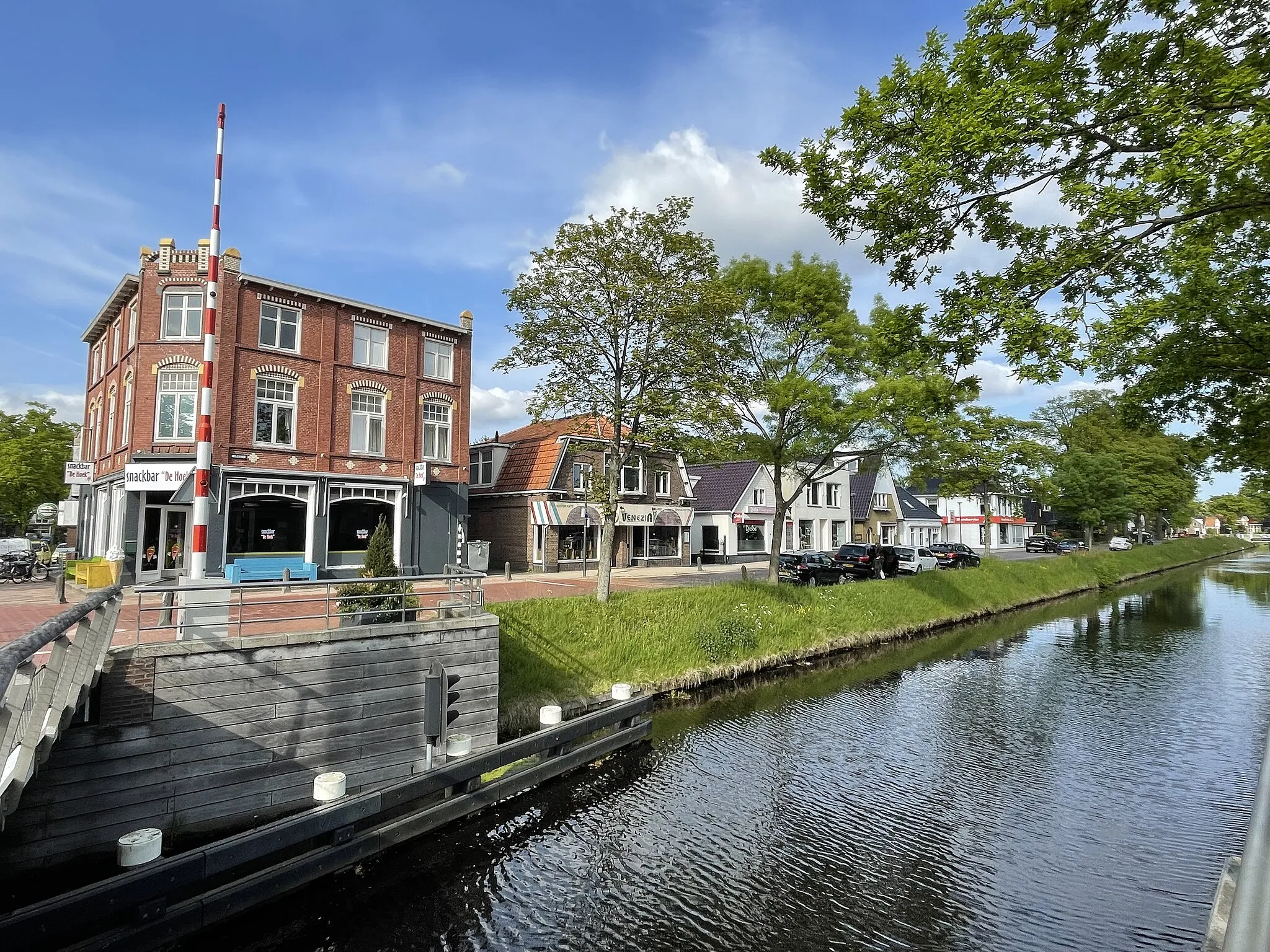 Photo showing: The Molenweg and the 'Opsterlandse Compagnonsvaart'-canal in Oosterwolde (Friesland, Netherlands).