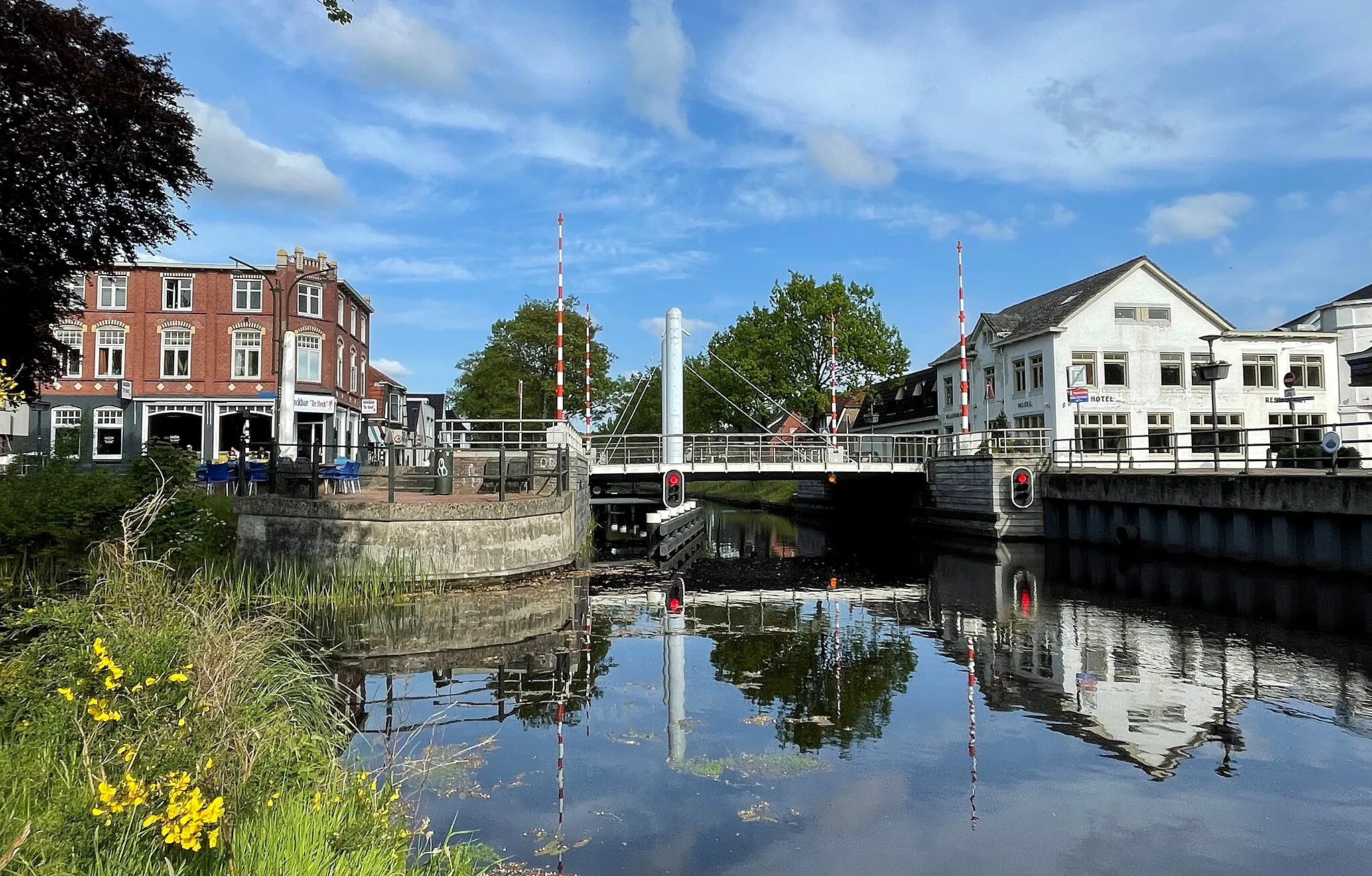 Photo showing: The Hoofdbrug (main bridge) over the 'Opsterlandse Compagnonsvaart'-canal in Oosterwolde (Friesland, Netherlands).