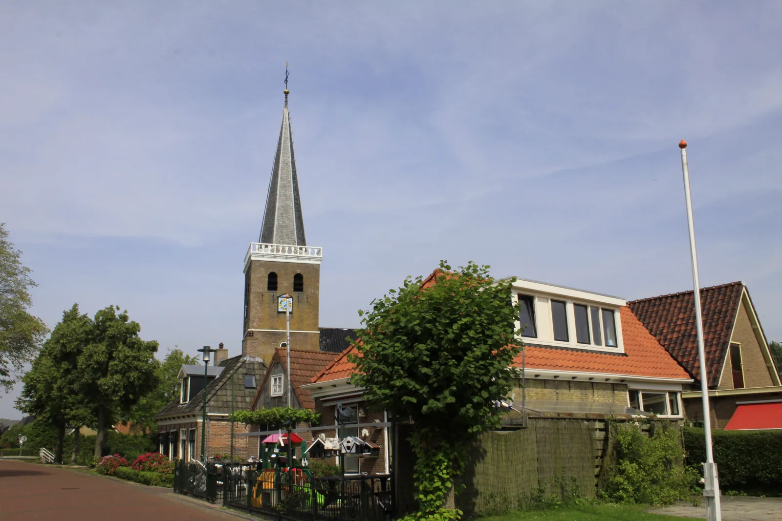 Photo showing: Dorpsgezicht van Toppenhuzen met de Johanneskerk.