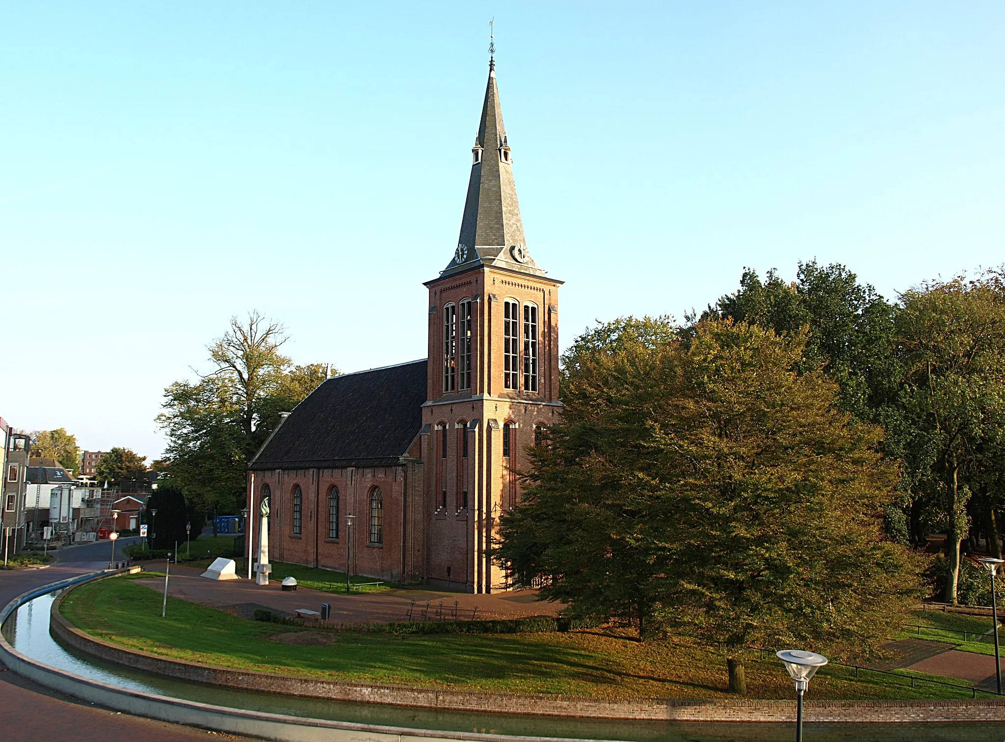 Photo showing: Hervormde kerk in Veendam in de avondzon.