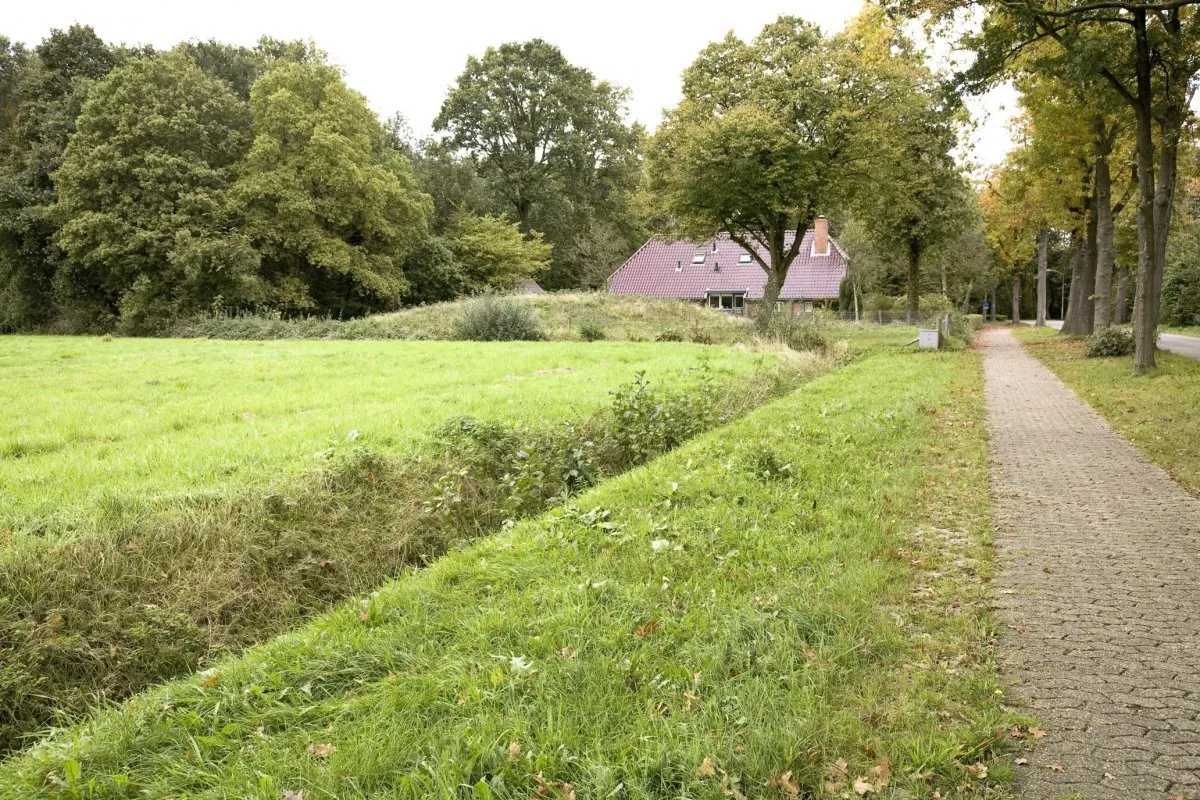 Photo showing: Cultuurlandschap/ Grafheuvel: Ligging grafheuvel langs openbare weg (opmerking: Gemaakt voor publicatie landschapsbiografie Drentse Aa)