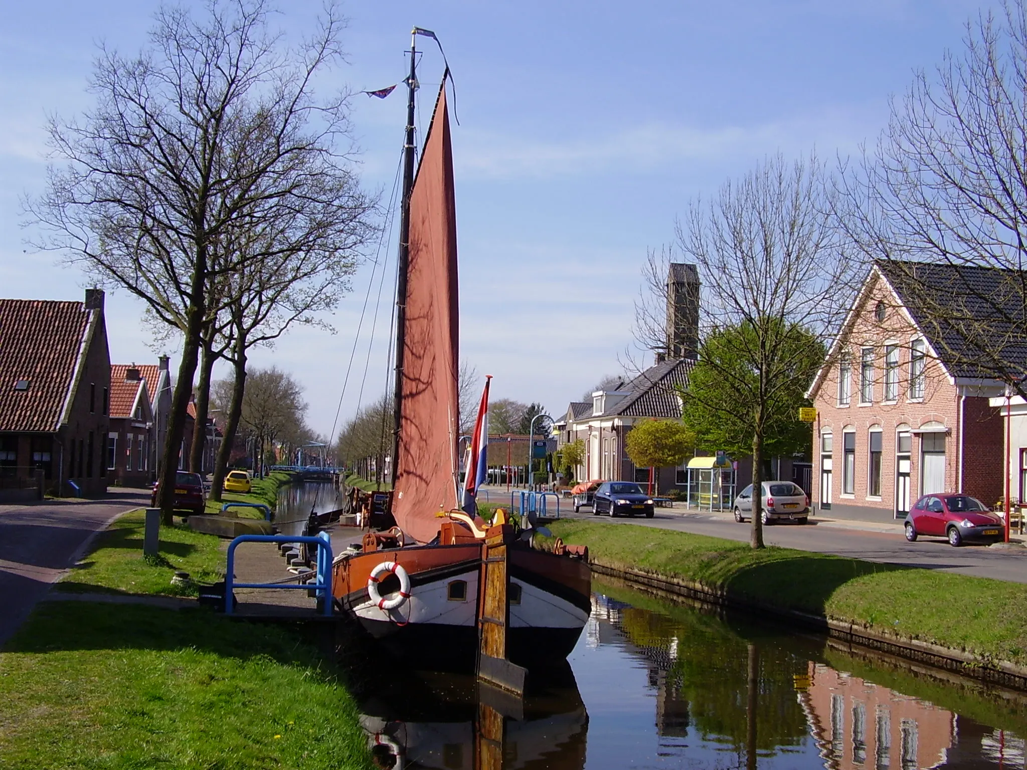 Photo showing: Spitse praam Familietrouw in Nieuwe Pekela