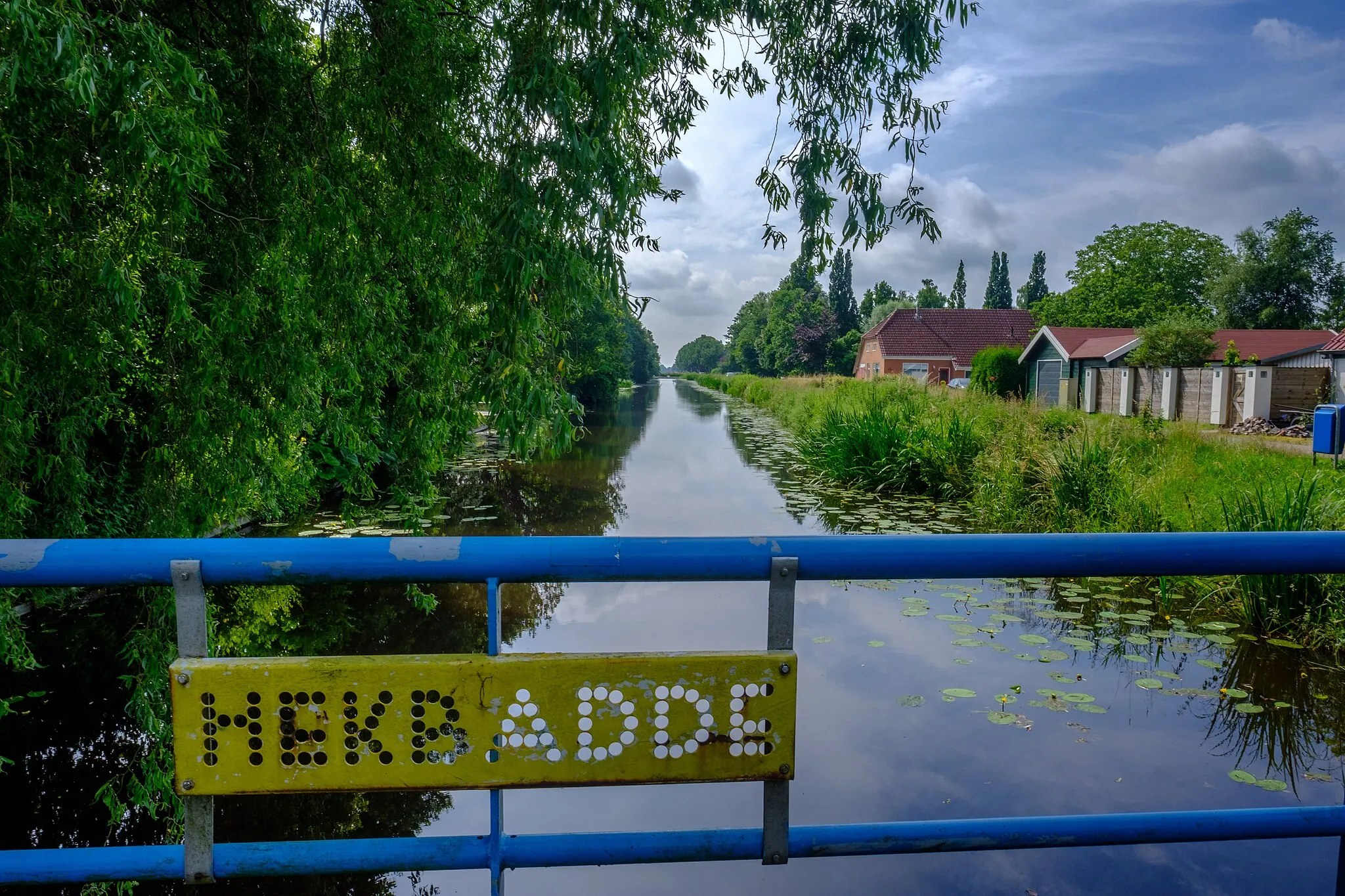 Photo showing: De Poortmanswijk in Nieuwe Pekela gezien vanaf de Hekbadde in de richting van Alteveer.