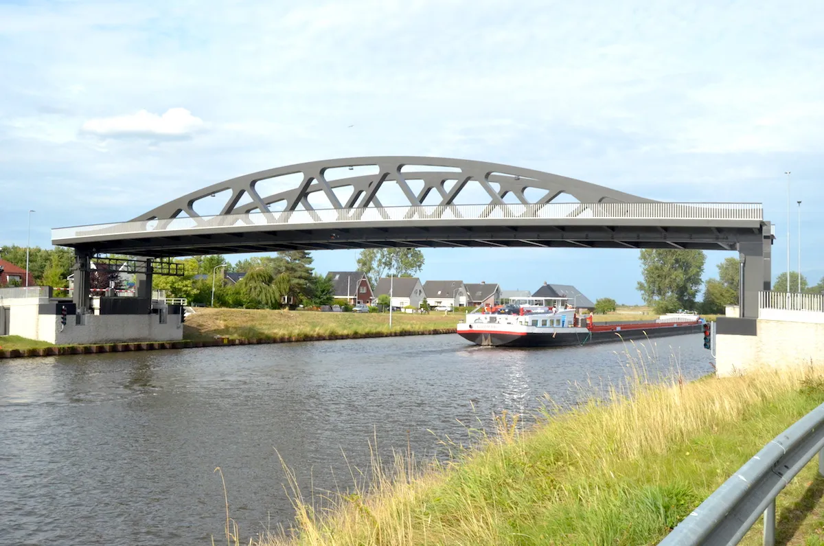 Photo showing: De hefbrug over het Van Starkenborghkanaal tussen Noordhorn en Zuidhorn. Foto: Erik Swierstra.