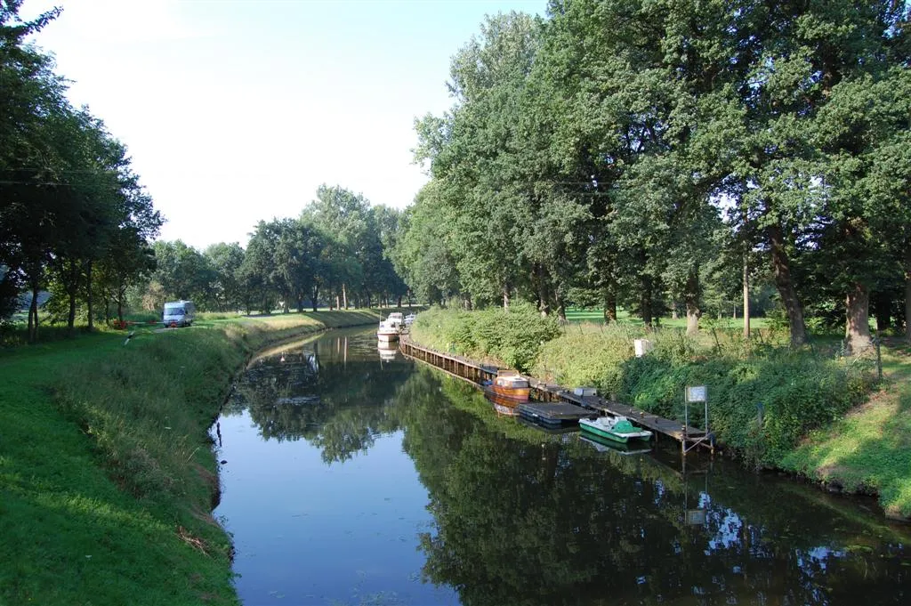 Photo showing: Het Ems-Vechte-Kanal wat geopend werd in Juli 1879 en naast de funktie voor het watertransport, diende tevens als afwateringskanaal voor de veengebieden in de omgeving.