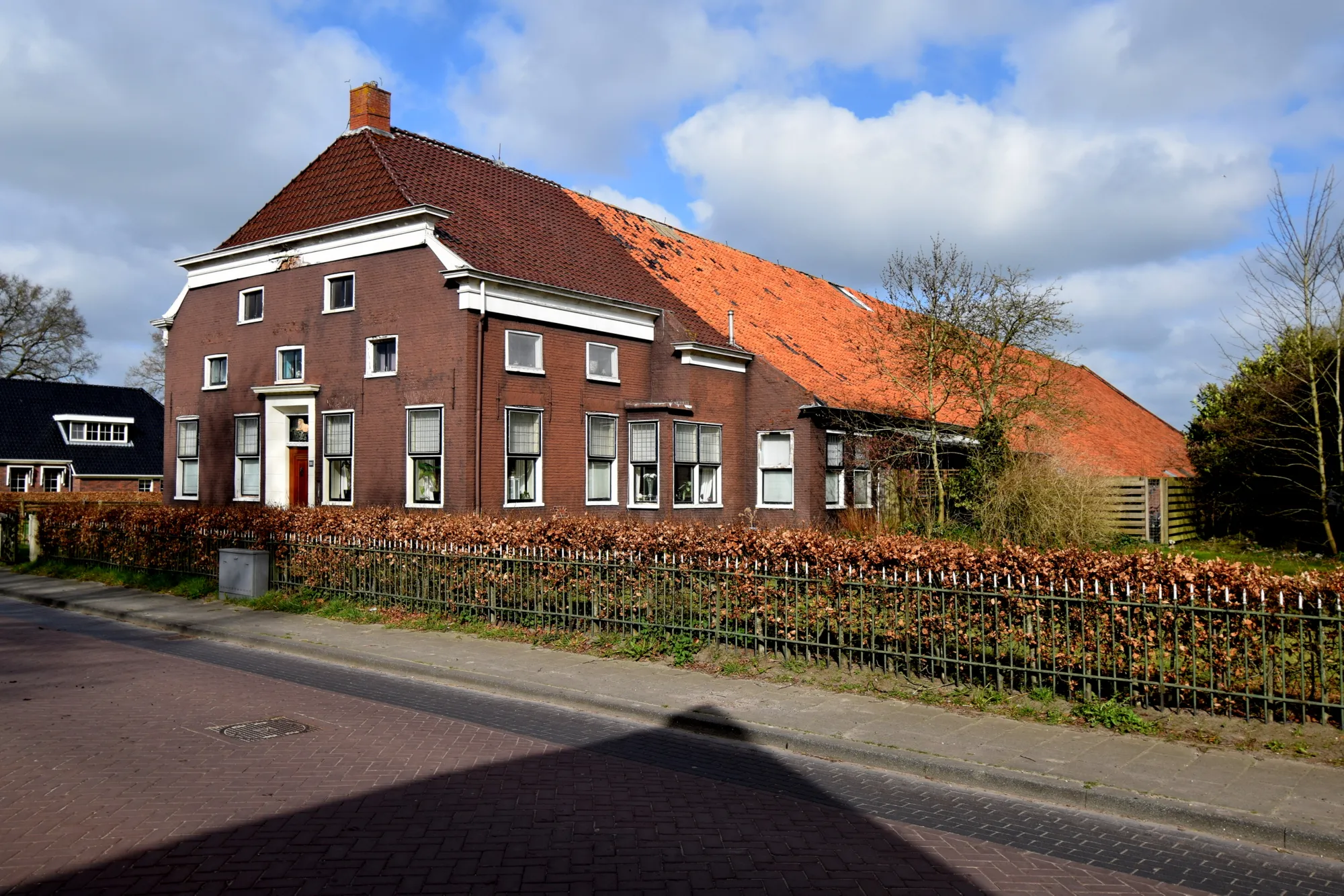 Photo showing: Noardbroek, monumintale pleats oan de Haadstrjitte 100