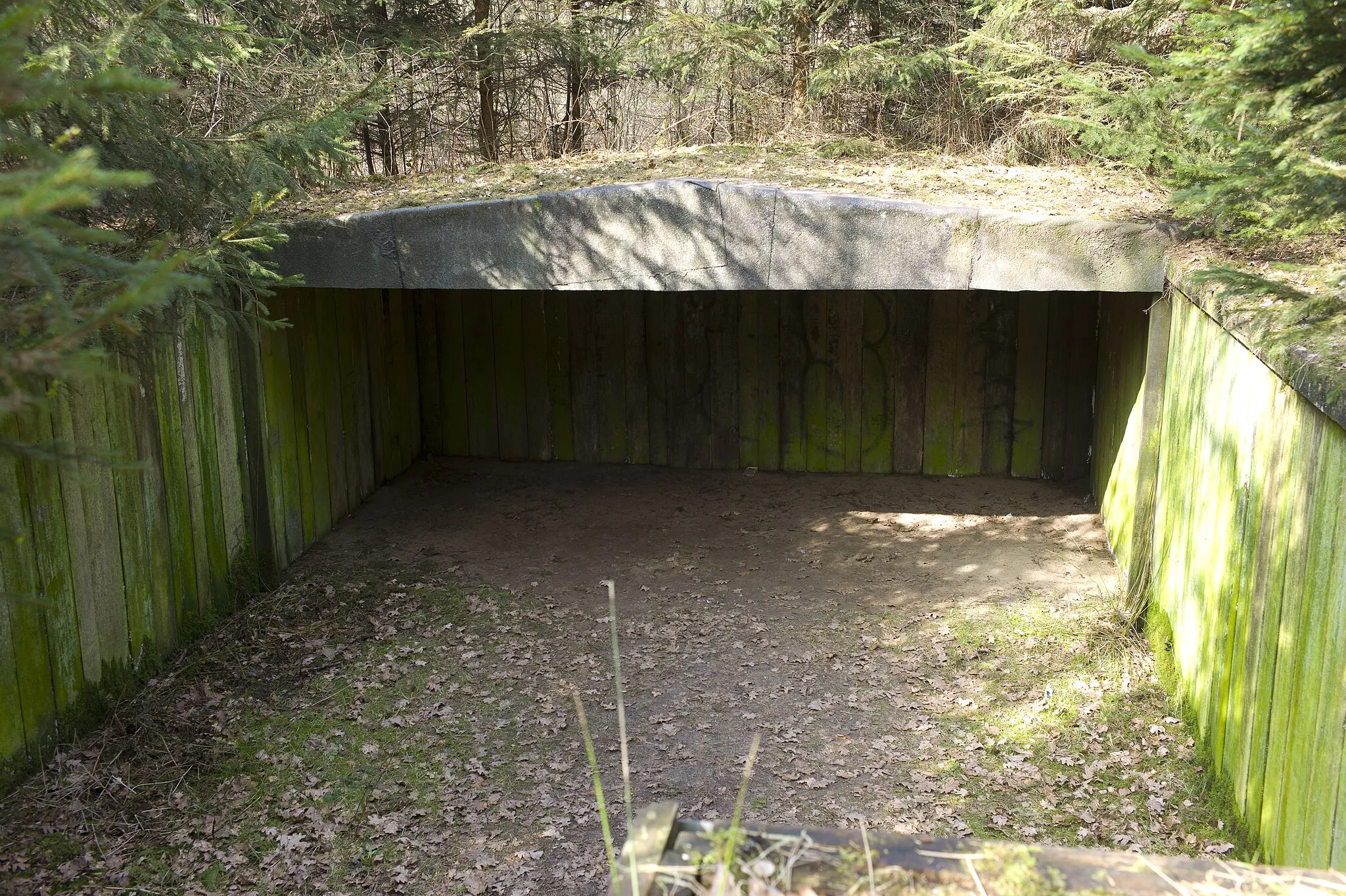 Photo showing: Open kuil van ongeveer 6x3 meter, in de oorlogsperiode dienende als onderduikershol. Ter herinnering hieraan is schuin voor de kuil een monument geplaatst (afzonderlijk beschreven).