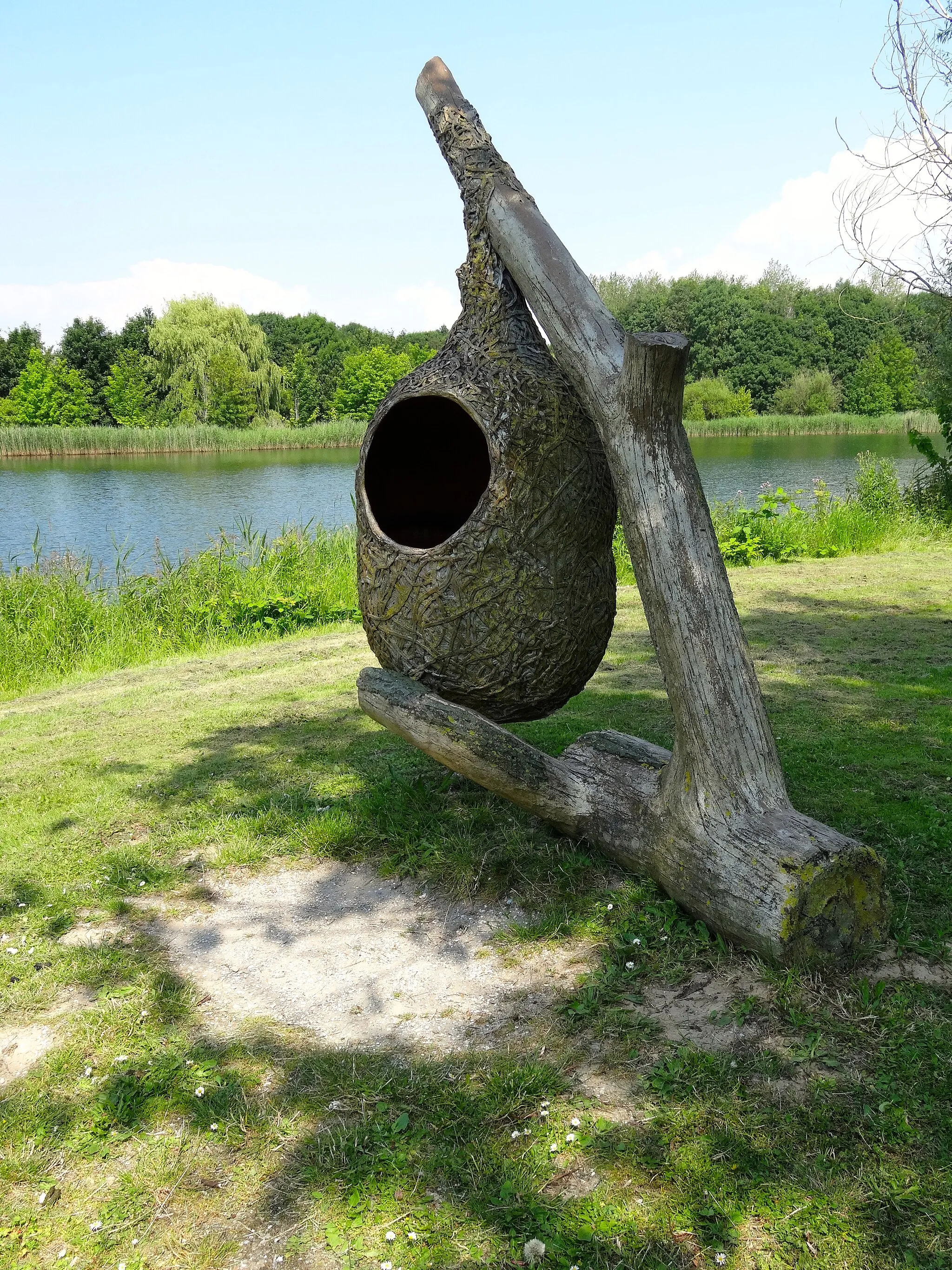 Photo showing: Nagemaakt nest van een buidelmees - Natuurpark Lelystad