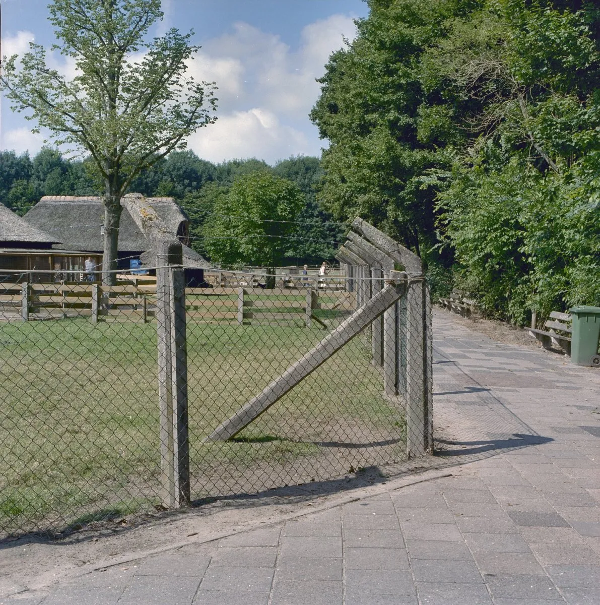 Photo showing: Dierenpark: Detail hehwerk van het hertenkamp, hoekoplossing