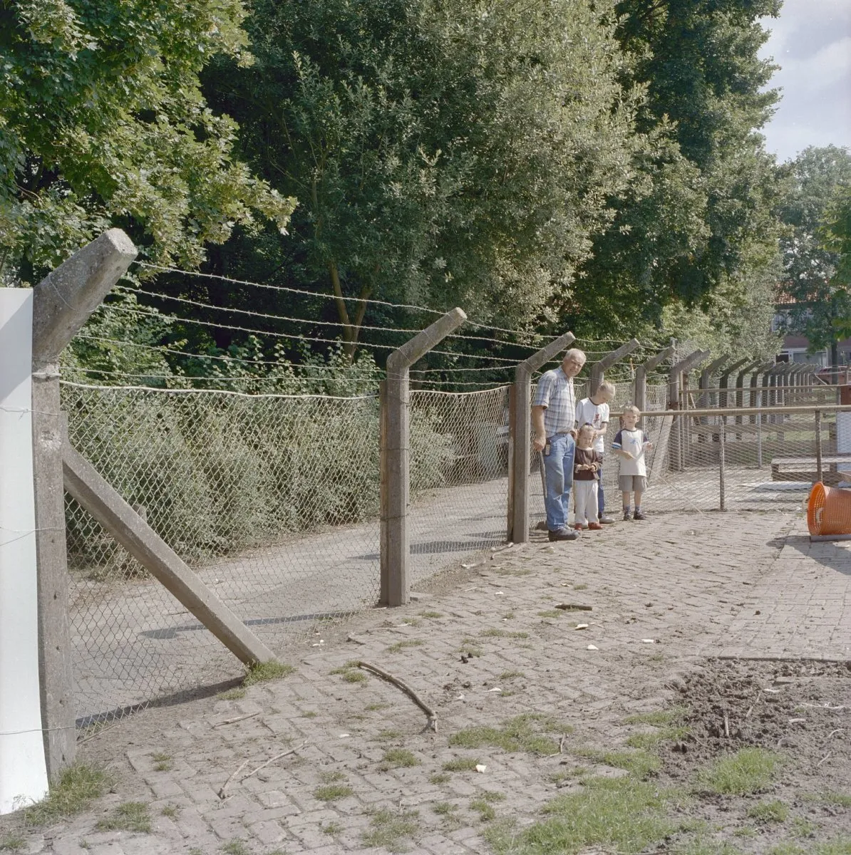 Photo showing: Dierenpark: Hekwerk, deel van prefeb betonnen hekelementen