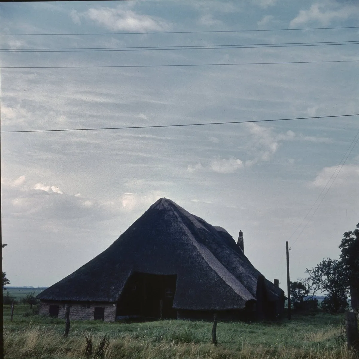 Photo showing: Boerderijen/ Dwarsdeelschuur: Overzicht van de boerderij