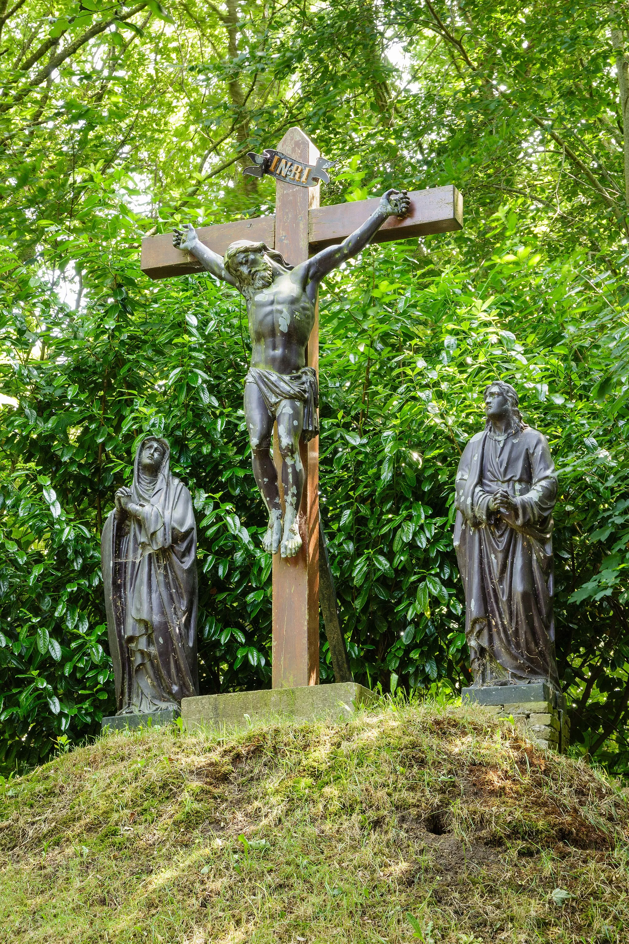 Photo showing: Roman Catholic cemetery behind the Sint Odulphuskerk Bakhuizen. (sculpture group)