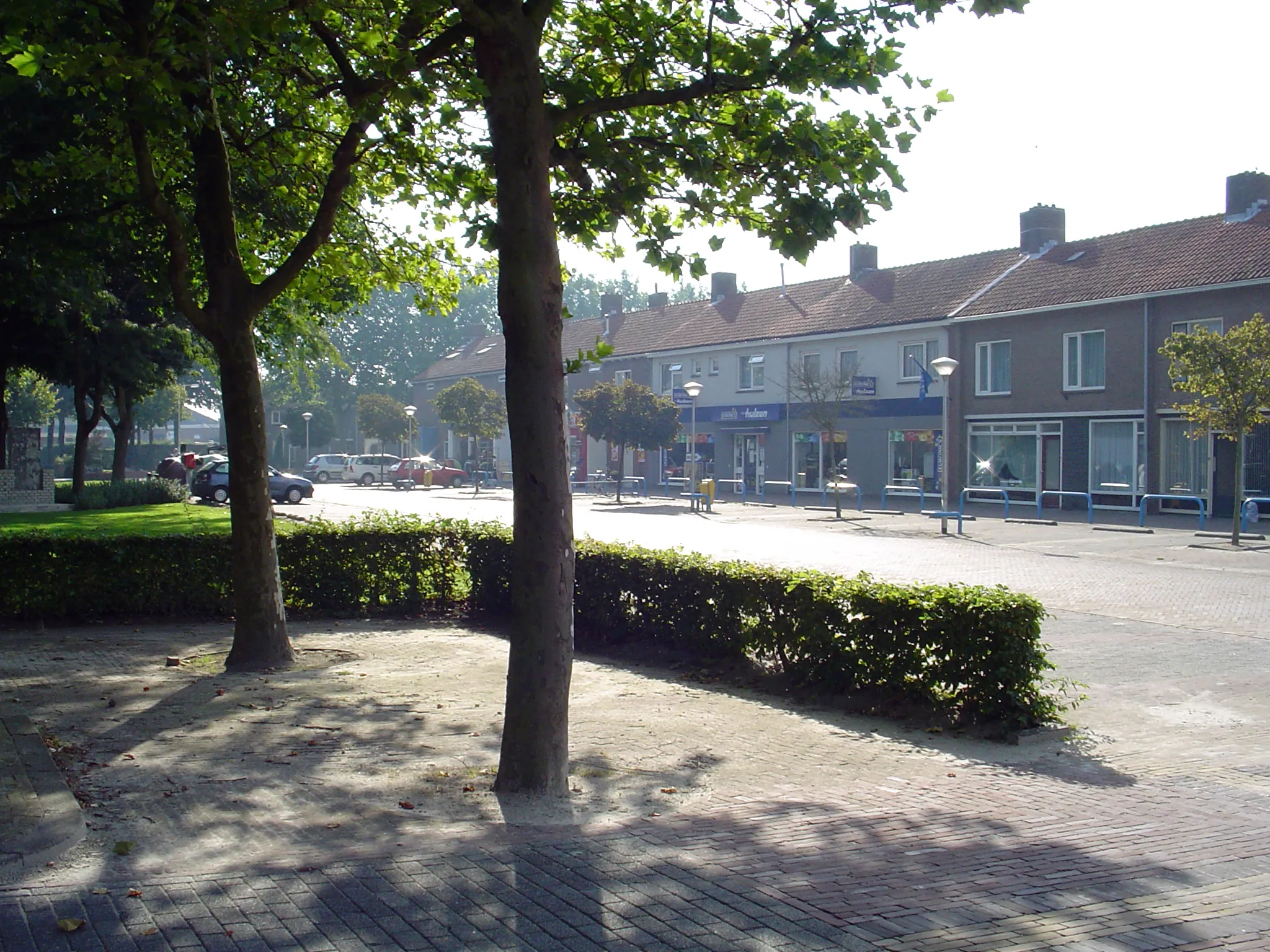 Photo showing: Binnenplaats van Creil, waaraan de winkels, het postkantoor, het medisch centrum, de kerk, het pompstation, de nl:FIAT-dealer en het busstation liggen.