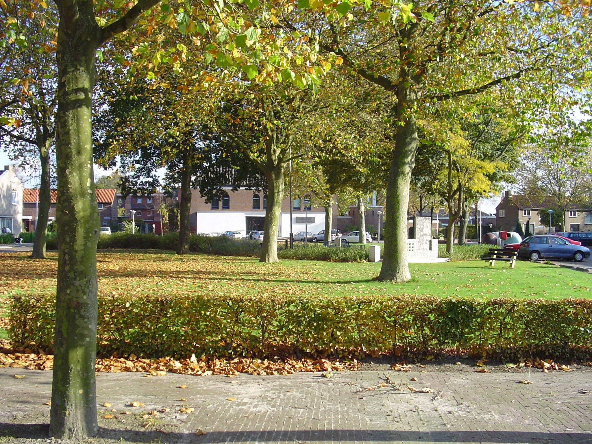 Photo showing: Binnenpark, met aangrenzend Het Saalicon (medisch centrum) in Creil. Zelfgemaakt.