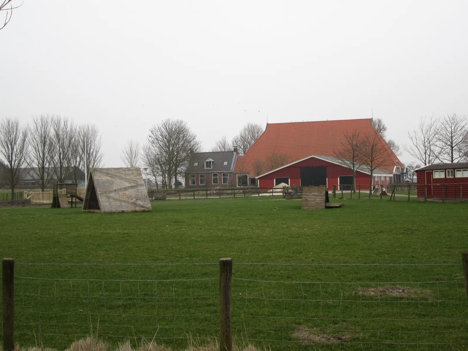 Photo showing: Truerd. Hamlet near Stiens (county Friesland,The Netherlands). View on farm Doniastate (petting zoo).