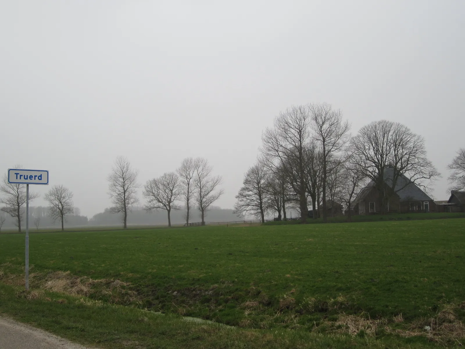 Photo showing: Truerd. Hamlet near Stiens (county Friesland, The Netherlands). Entrance on eastside.
