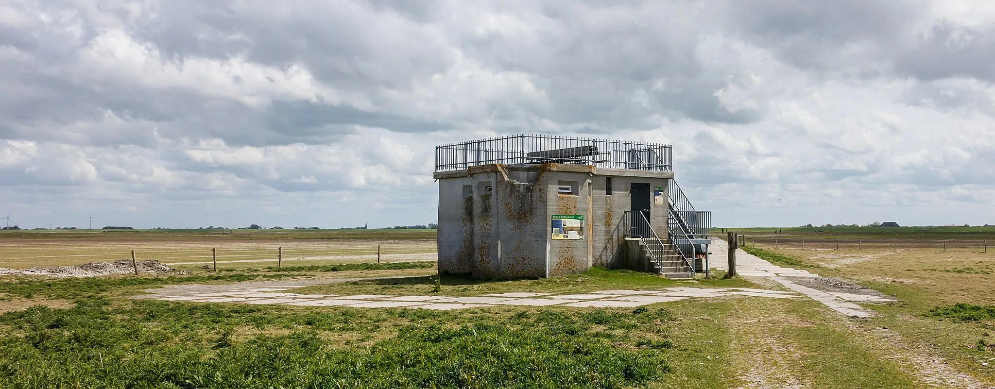 Photo showing: Former bunker, now viewpoint. Location, Noarderleech.