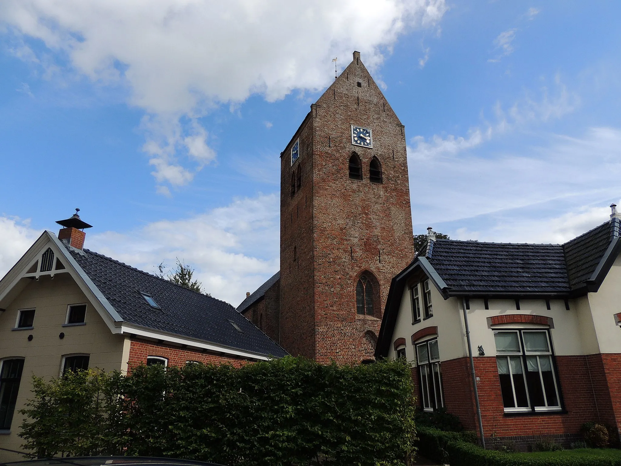 Photo showing: Kerktoren tussen de huisjes