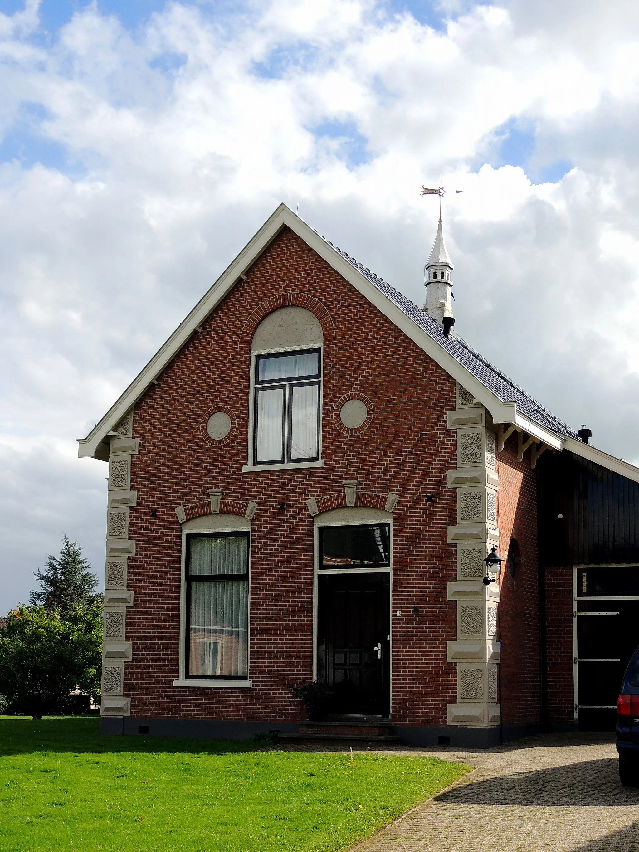Photo showing: Huis met schoorsteen torentje