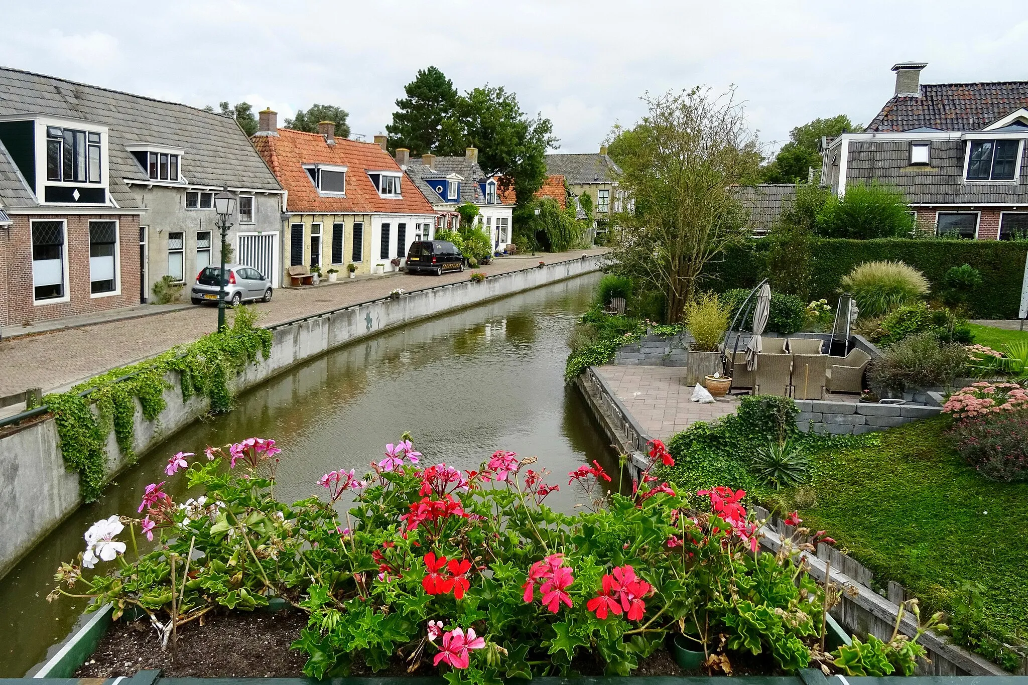 Photo showing: De Harlingervaart in Kimswerd, links Streek