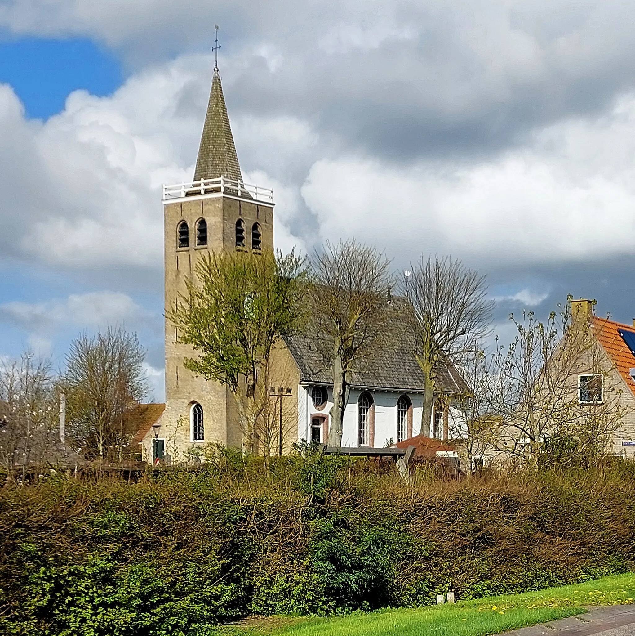 Photo showing: De Nikolaastsjerke oan de Tsjerkstrjitte is de 13e iuwske tsjerke fan Mullum. De PKN gemeente Harns-Mullum is eigner fan it gebou.