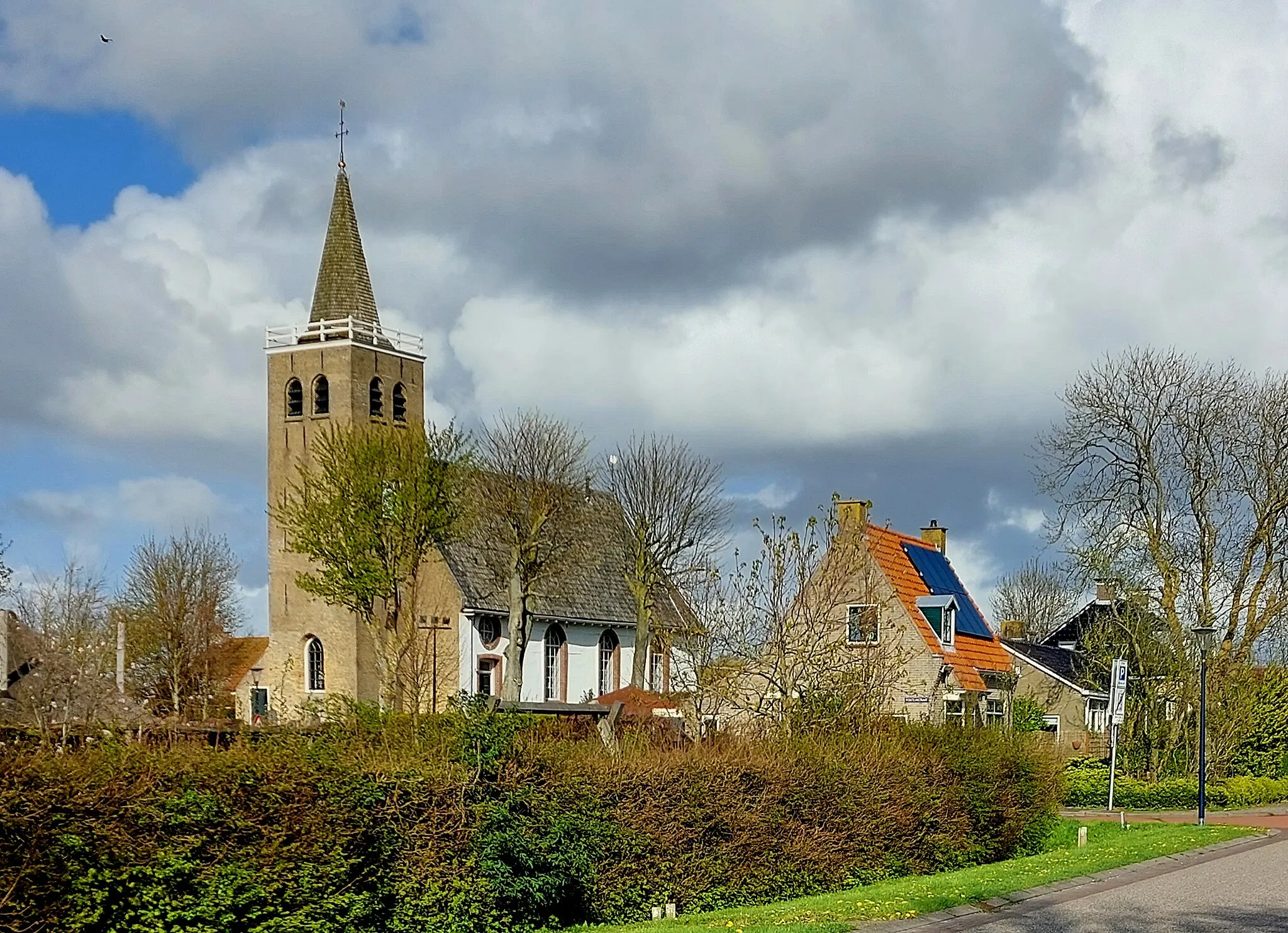 Photo showing: De Nikolaastsjerke oan de Tsjerkstrjitte is de 13e iuwske tsjerke fan Mullum. De PKN gemeente Harns-Mullum is eigner fan it gebou.