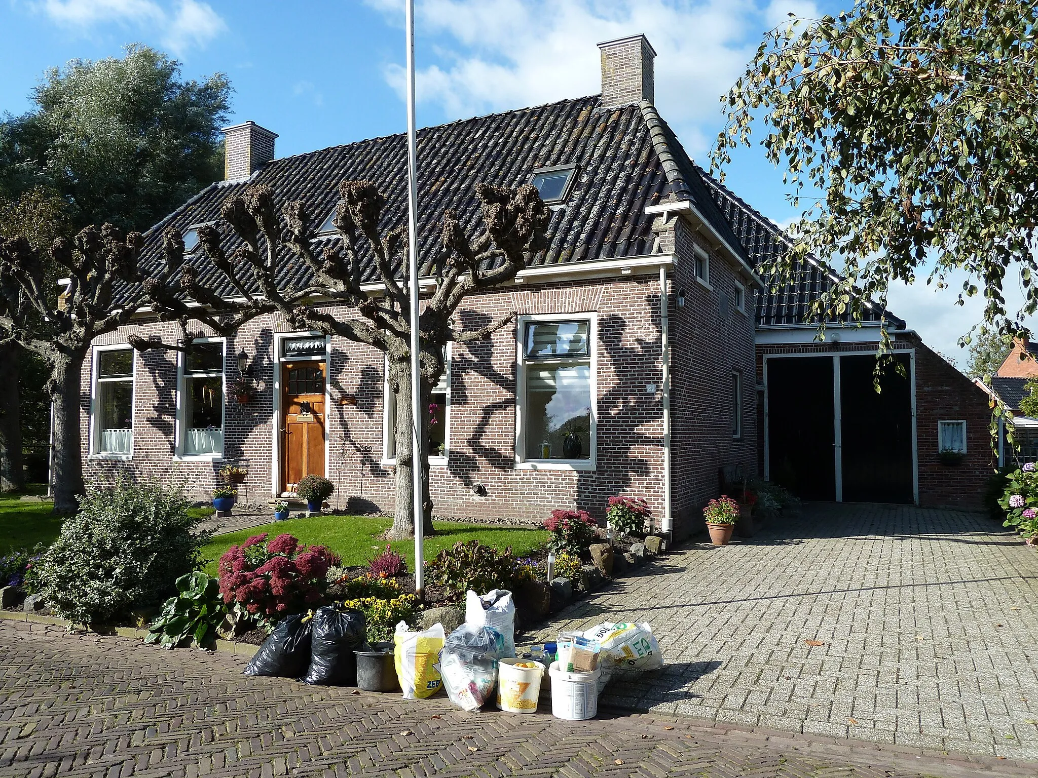 Photo showing: Boerderij met dwars voorhuis aan de Eise Eisingastraat 21-23 in Visvliet.