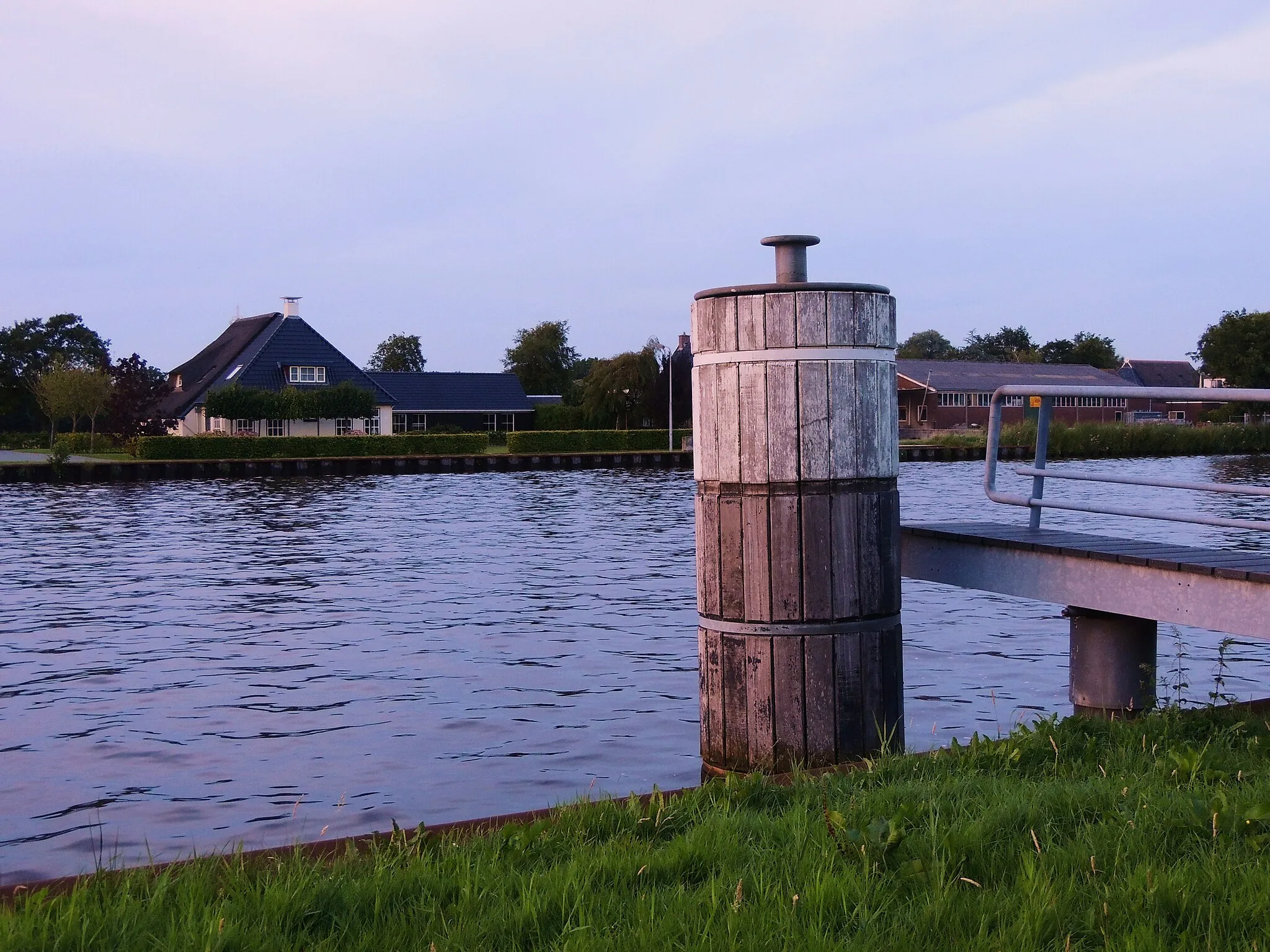 Photo showing: P.M.Kanaal . Aanlegplaats bij Schuilenburg,bij avond.