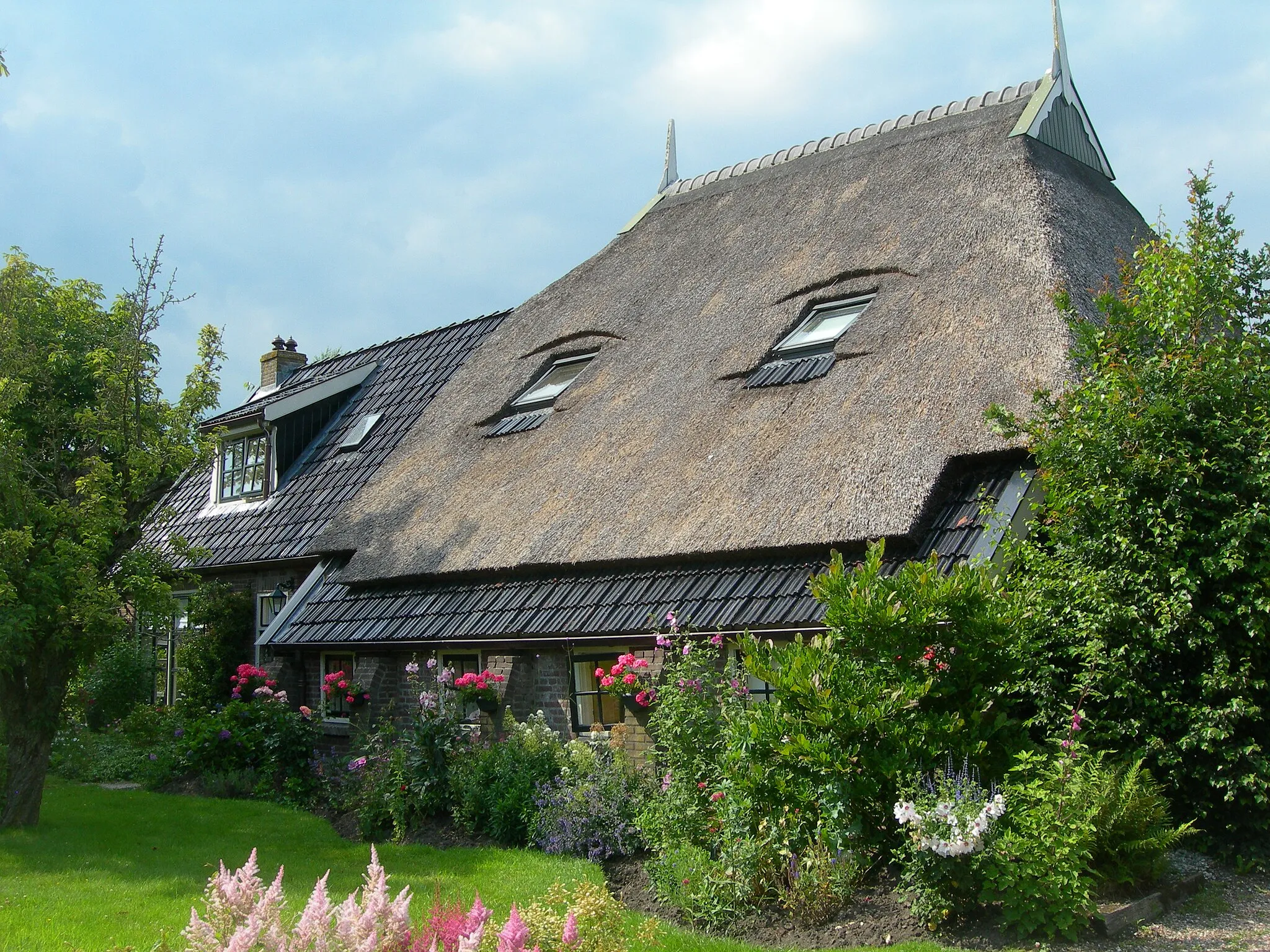 Photo showing: Nu een woonboerderij op de Trieme