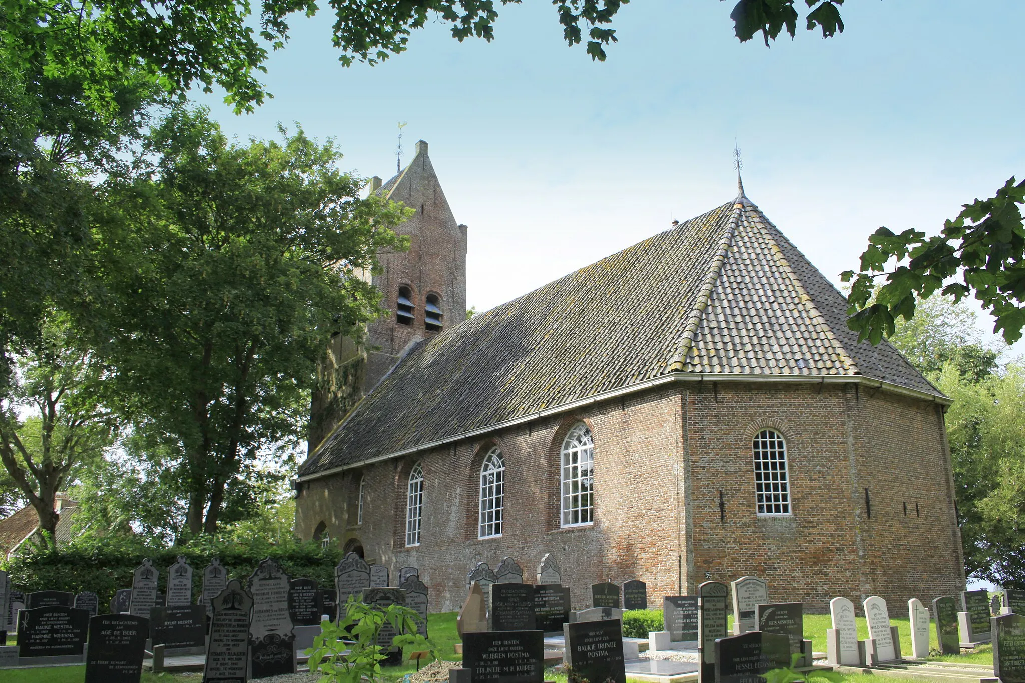 Photo showing: De kerk met zijn zadeldak kan nergens anders staan dan in Friesland en dat staat hij dan ook en wel in Allingawier. De Hervormde kerk staat op een terp, is gebouwd in 1635 en eigendom van de Stichting Alde Fryske Tjerken