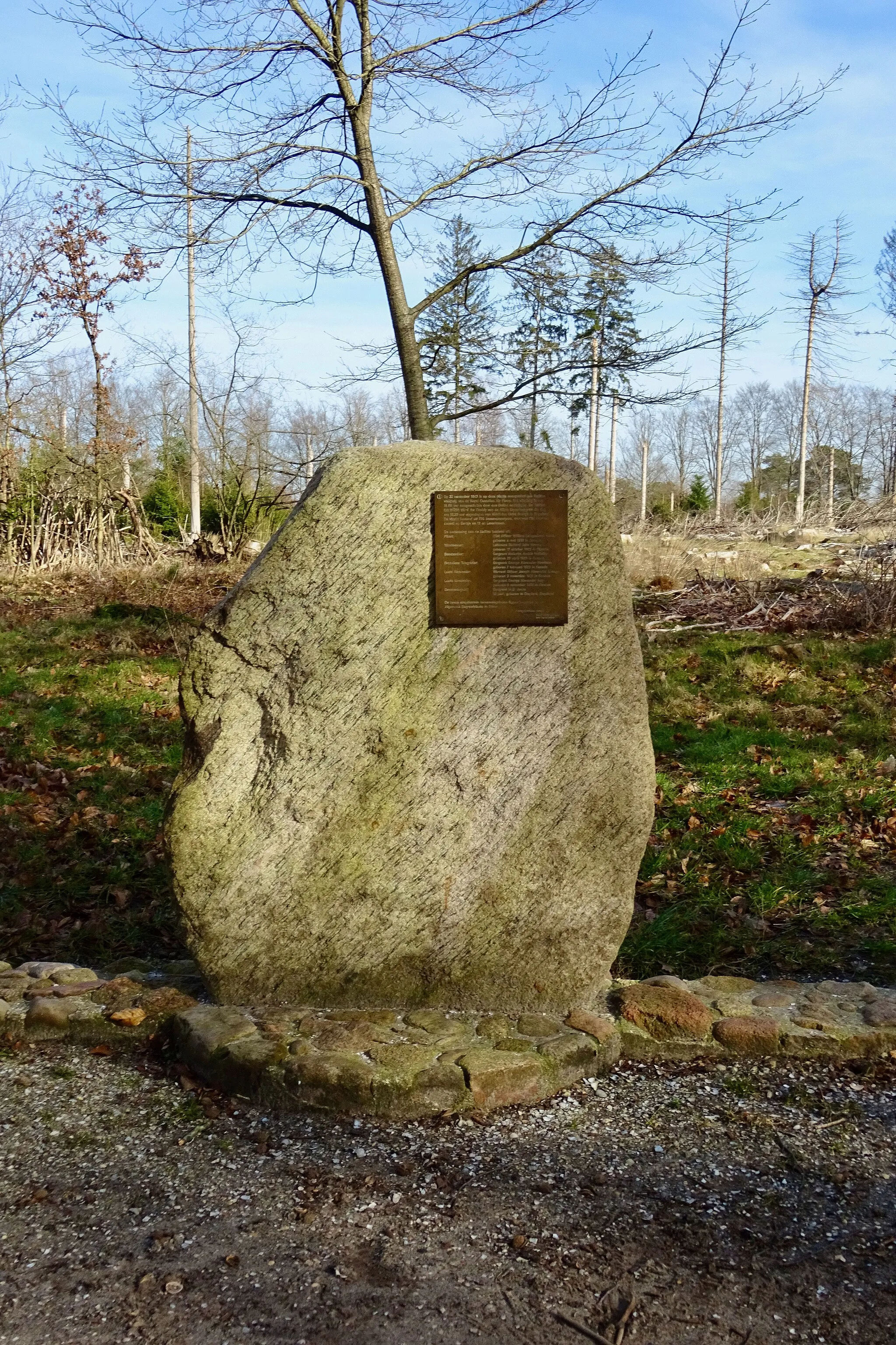 Photo showing: Gedenkteken (nabij Oude Willem) voor de bemanning van een neergestort Canadees vliegtuig in de Tweede Wereldoorlog