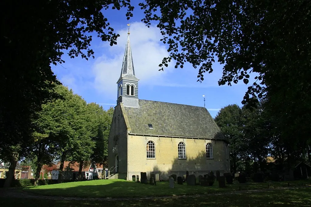 Photo showing: Het kerkje van het Friese dorp Aldegea in de Gemeente Gaasterlân-Sleat staat lekker in het zonntje te pronken.