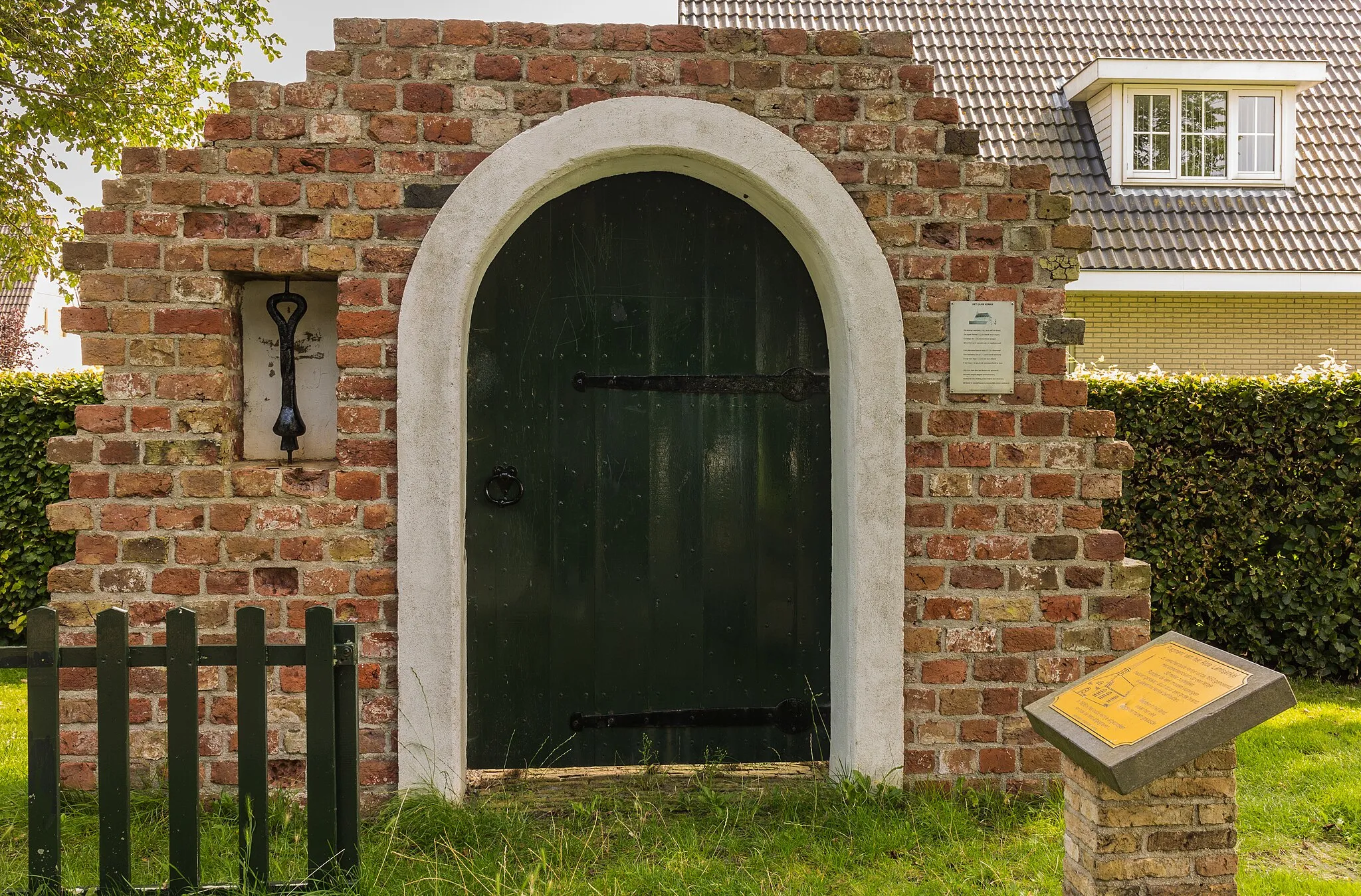 Photo showing: Idskenhuizen. Monument to former church.