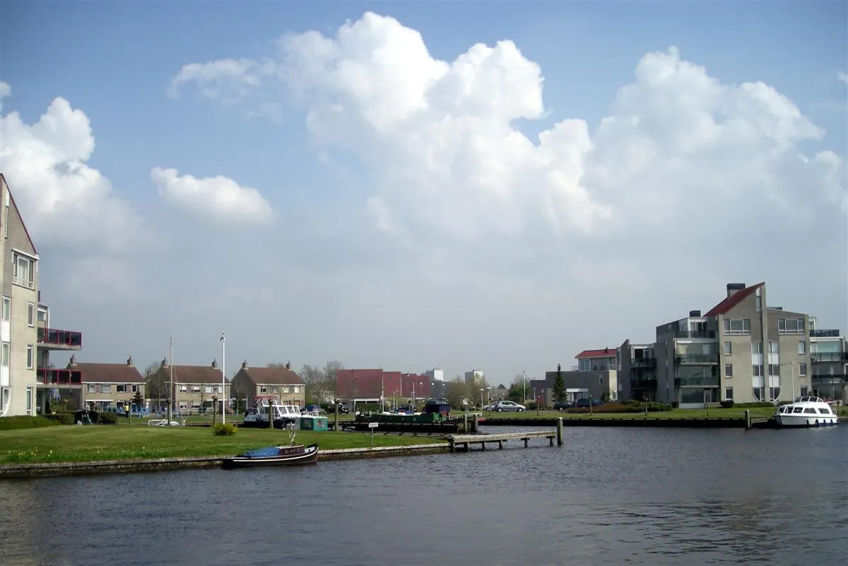 Photo showing: Nijehaske, woonwijk in Heerenveen. Vanaf Nieuwe Heerenveense Kanaal.