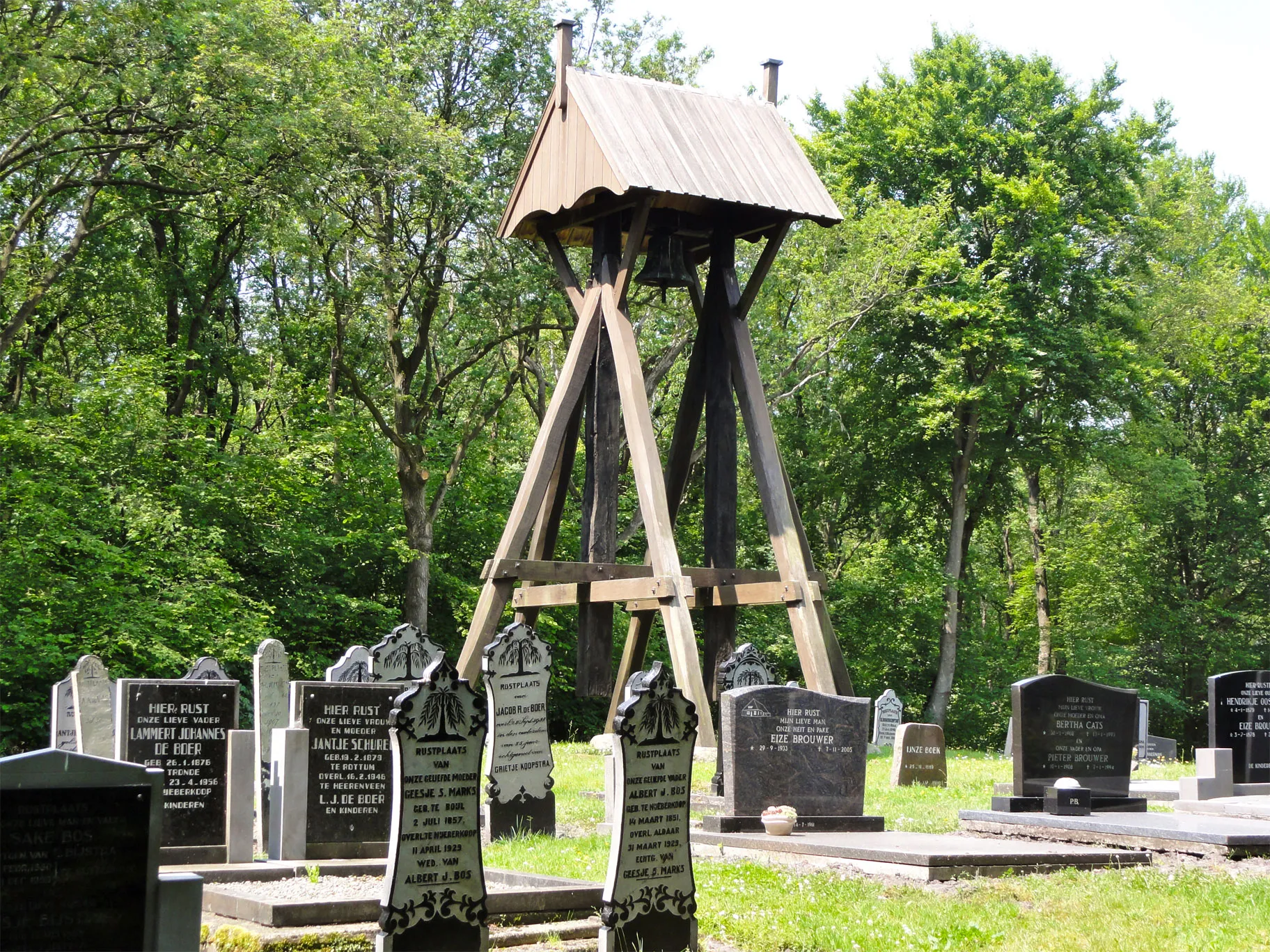 Photo showing: Oude begraafplaats van Nijeberkoop met klokkenstoel