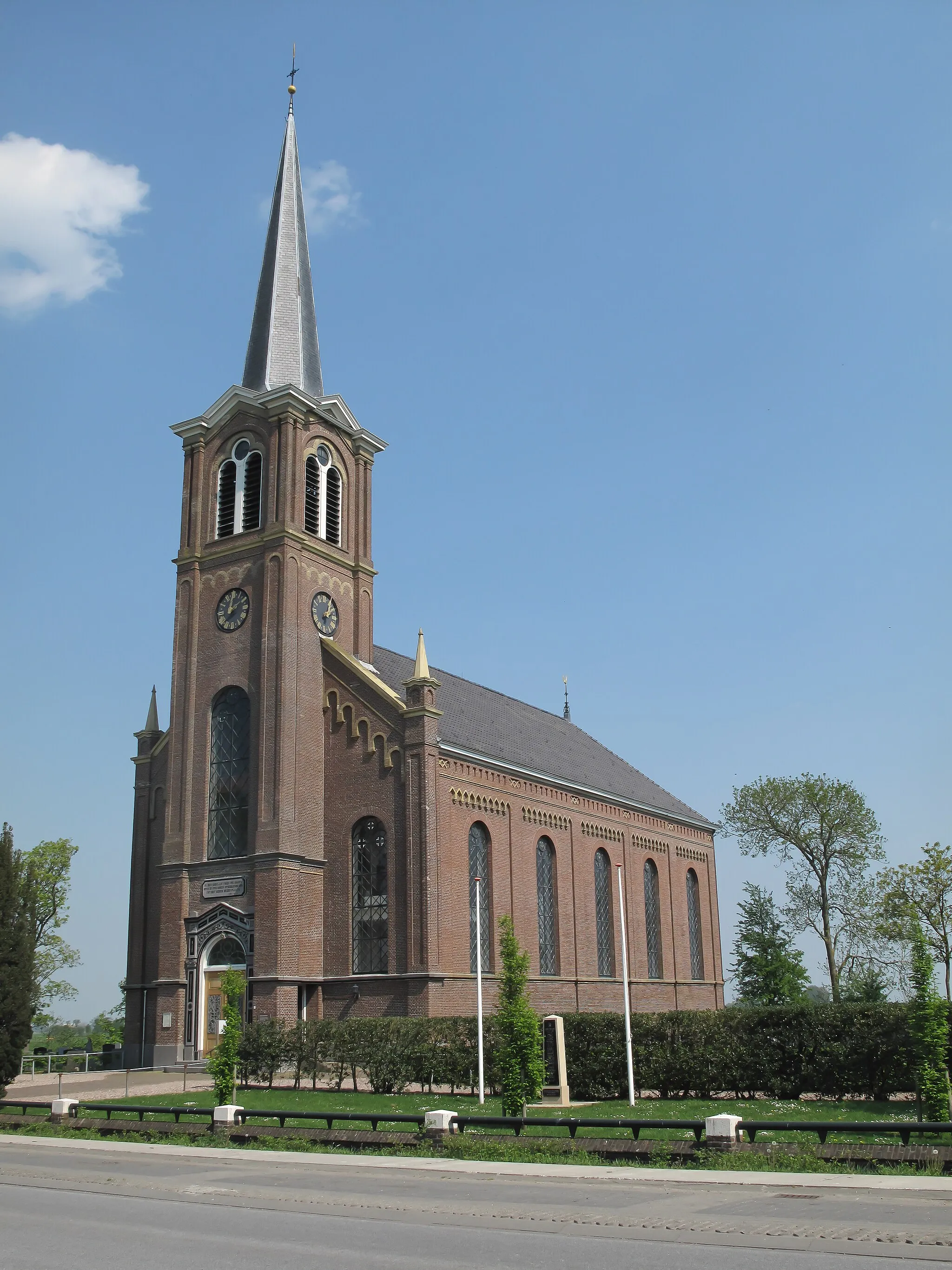 Photo showing: Hommerts, church with War Memorial Hommerts