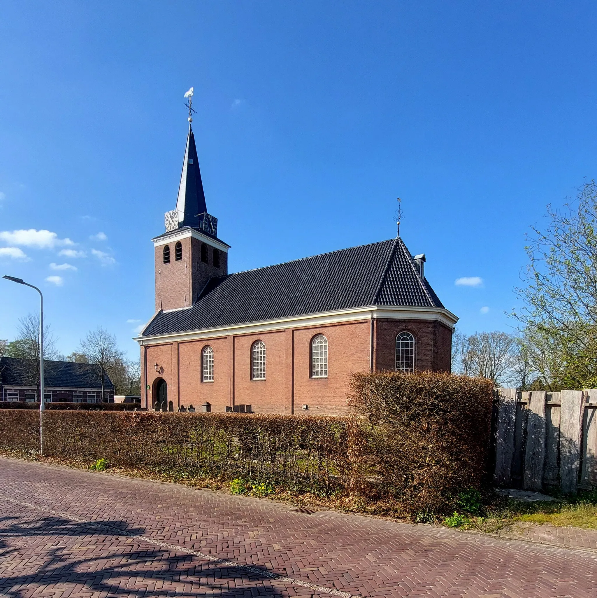 Photo showing: De Mattéustsjerke is in tsjerke fan de PKN Langsweagen-Lúkswâld-Jonkerslân oan 't Hou 9 yn Langsweagen yn de gemeente Opsterlân.