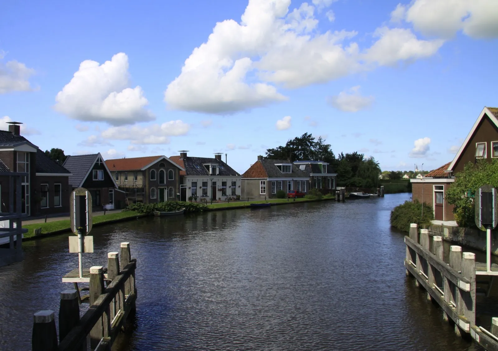 Photo showing: Nijezyl in de Gemeente Zûd West Fryslân aan het water de Wijmers.
Het Oostelijk deel hoort bij IJlst het Westelijk deel bij Oosthem.